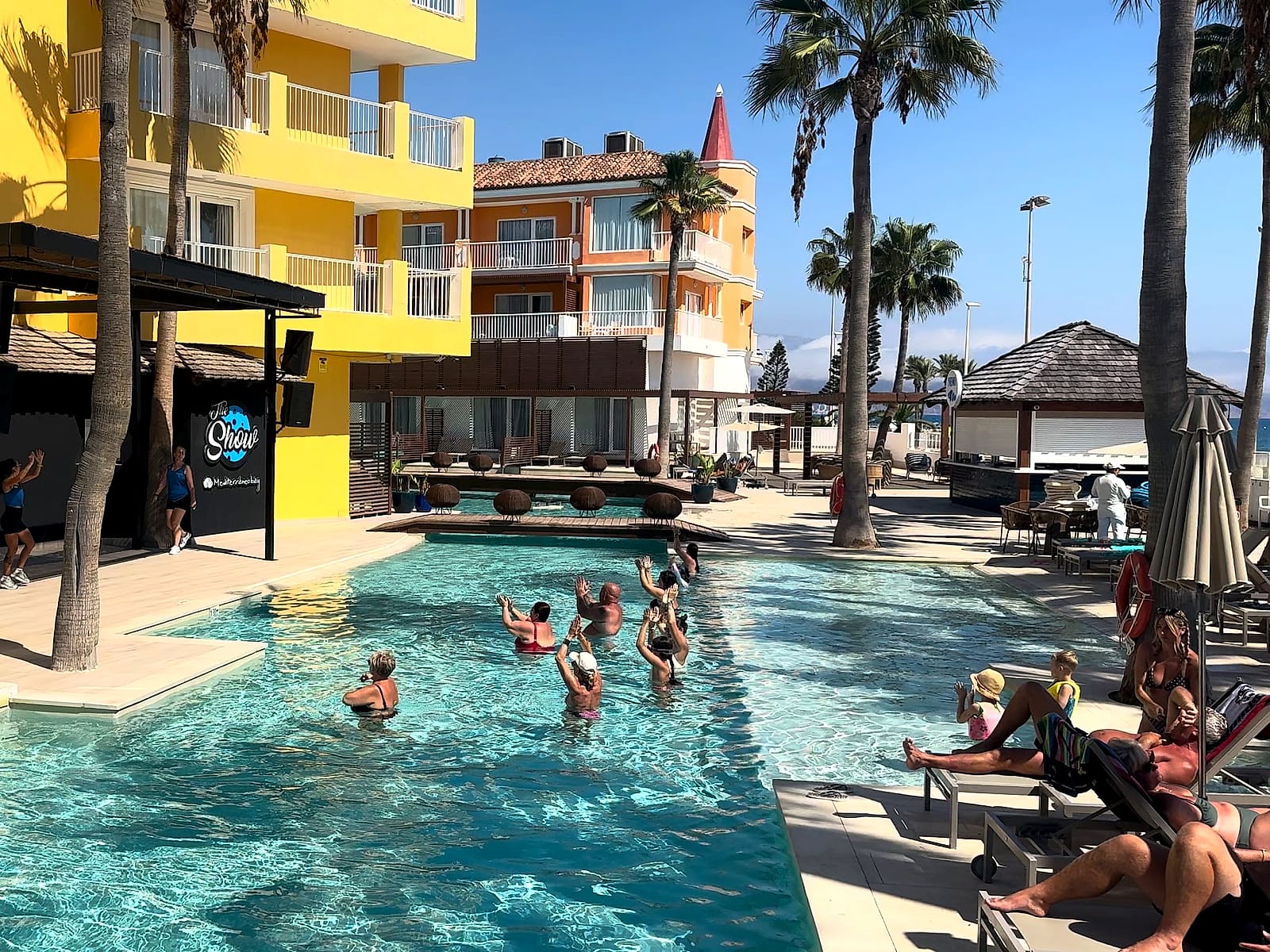 Aquagym en la piscina junto al escenario The Show del Mediterráneo Bay