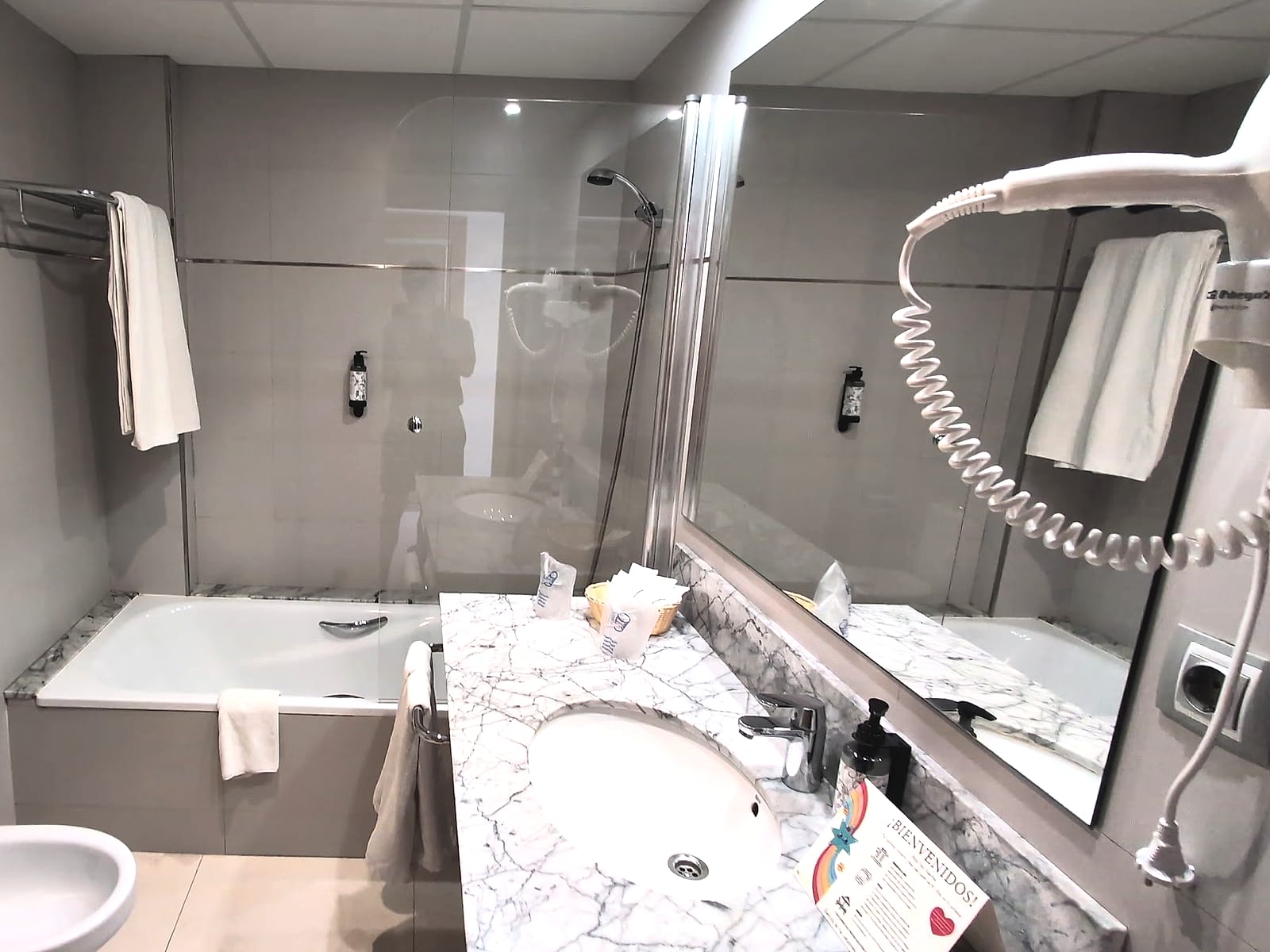 El baño de la habitación del Mediterráneo Bay, con bañera y lavabo de mármol
