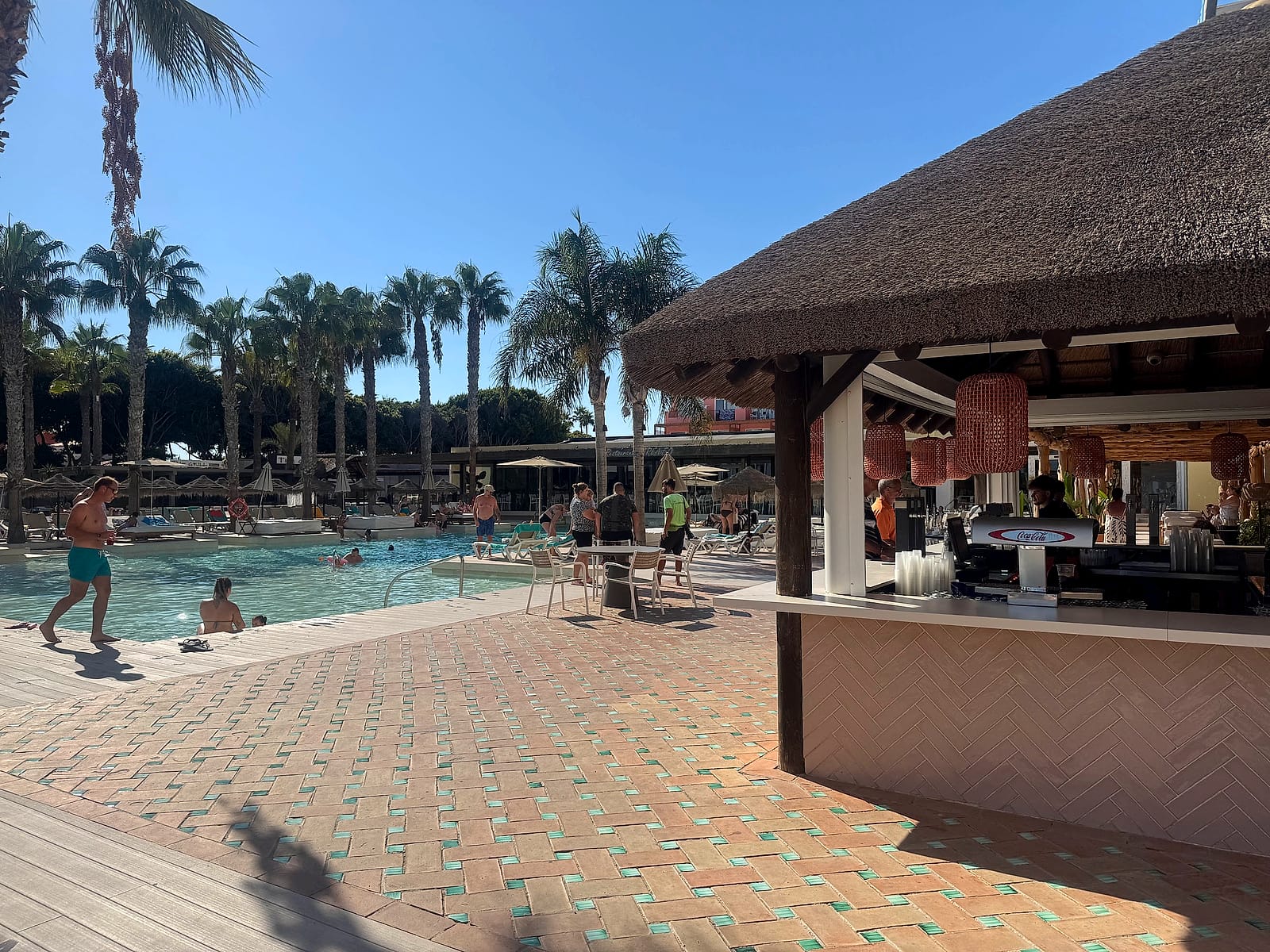 El bar de la piscina del Mediterráneo Bay, con techo de paja y palmeras