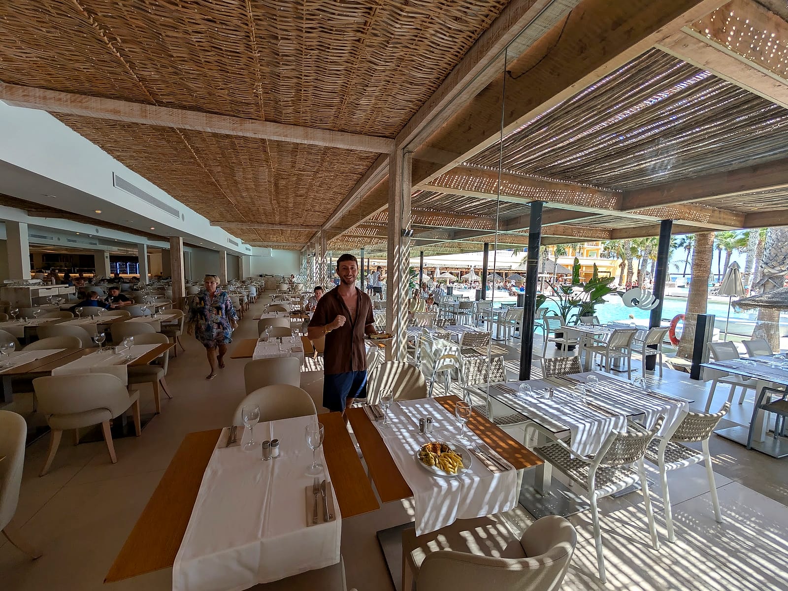 El comedor del buffet del Mediterráneo Bay, bajo un techo de cañizo y abierto a la piscina