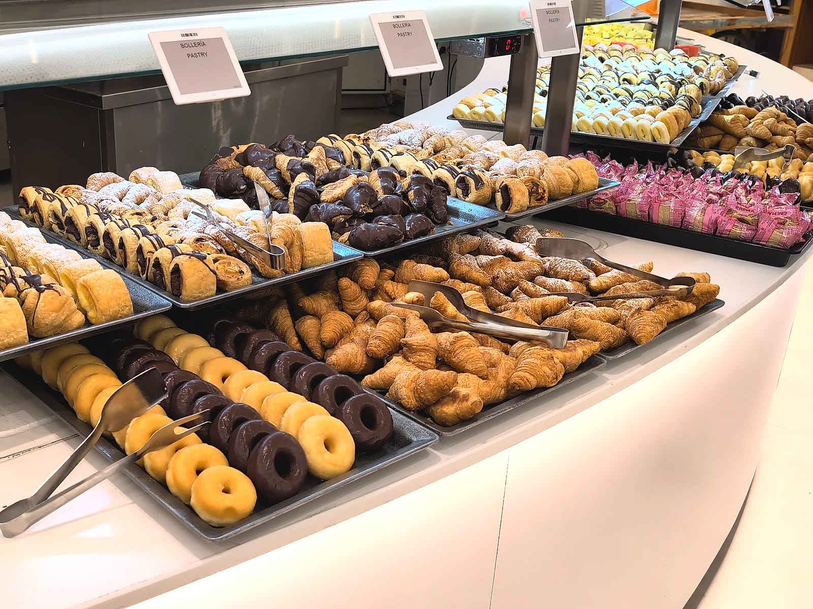 La bollería del desayuno del Mediterráneo Bay, con dónuts y cruasanes