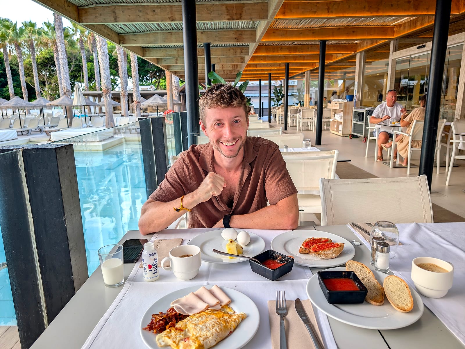 Javier Sobrino desayunando en la terraza del Mediterráneo Bay, junto a la piscina