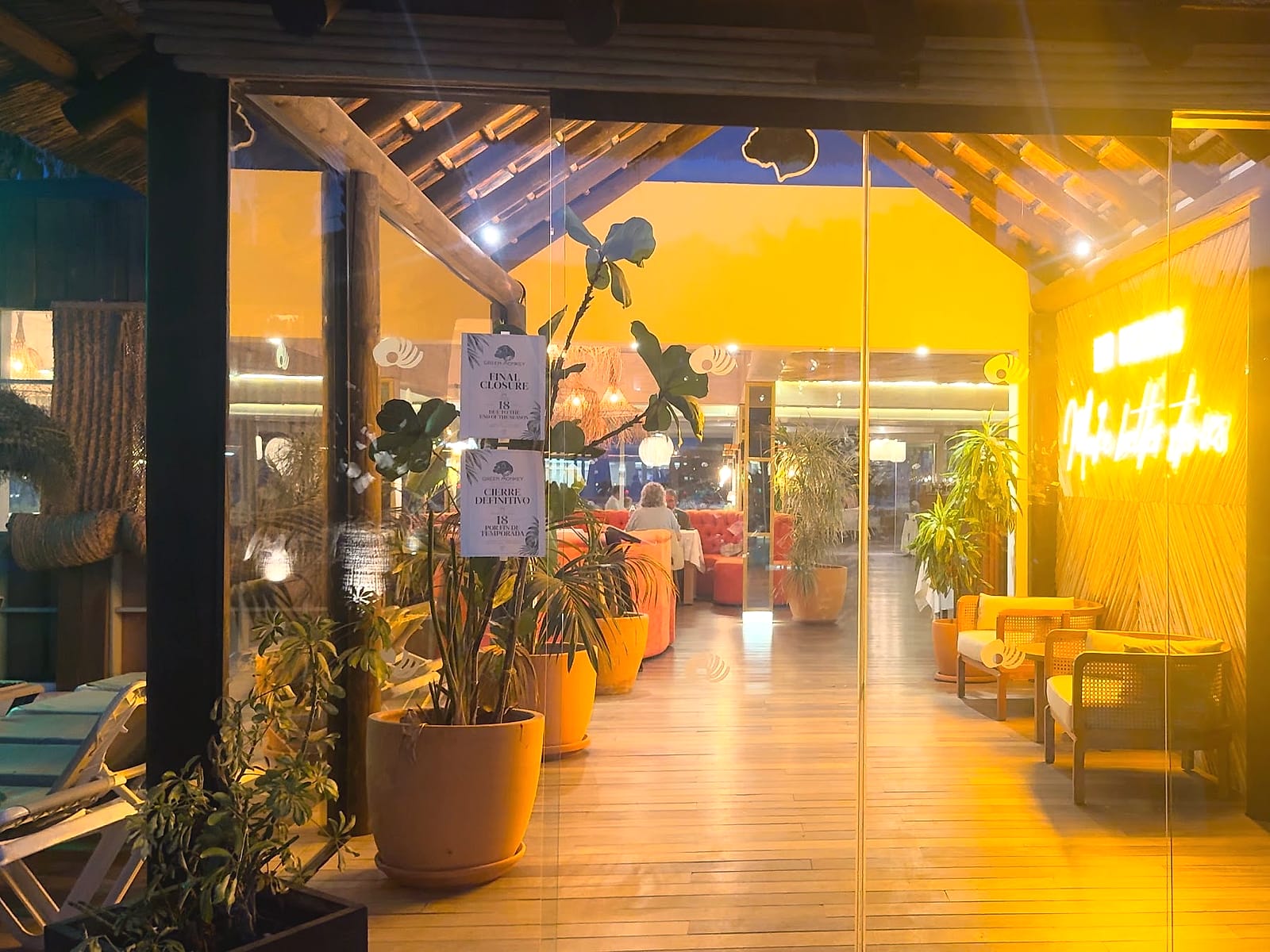 La entrada del restaurante Green Monkey del Mediterráneo Bay, de noche