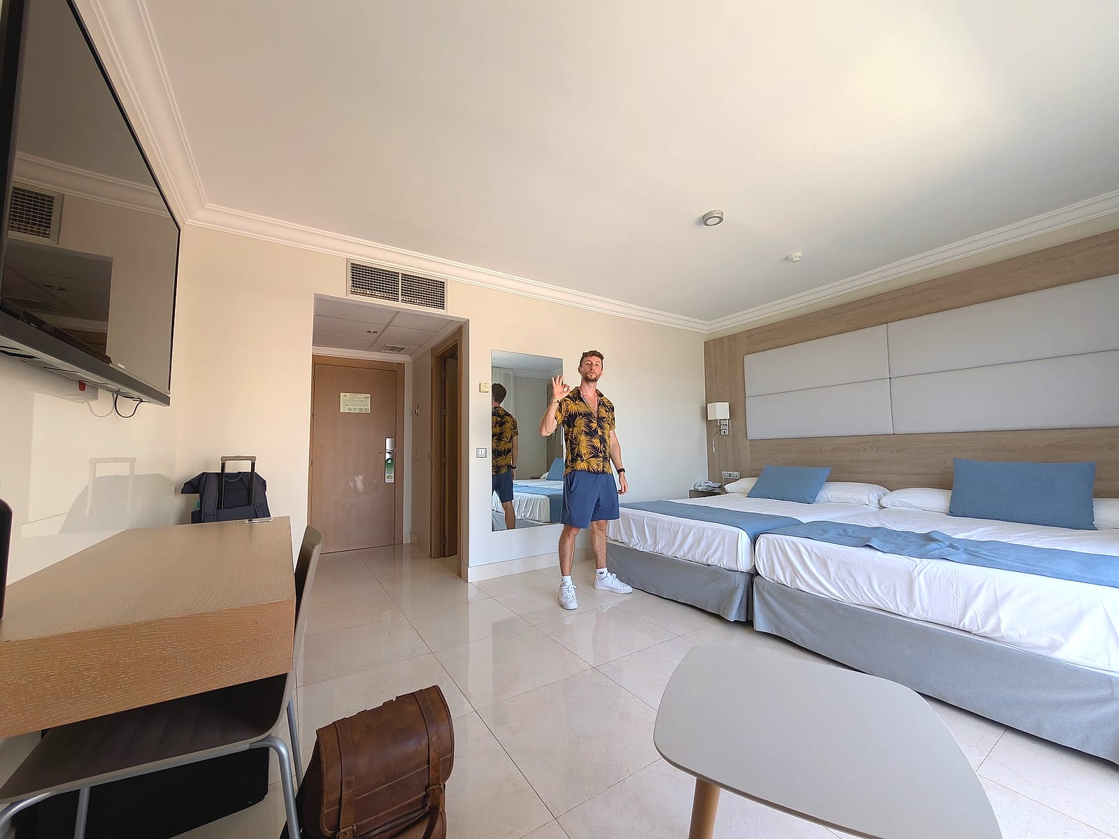 Javier Sobrino en la habitación del Mediterráneo Bay, con el escritorio y la televisión