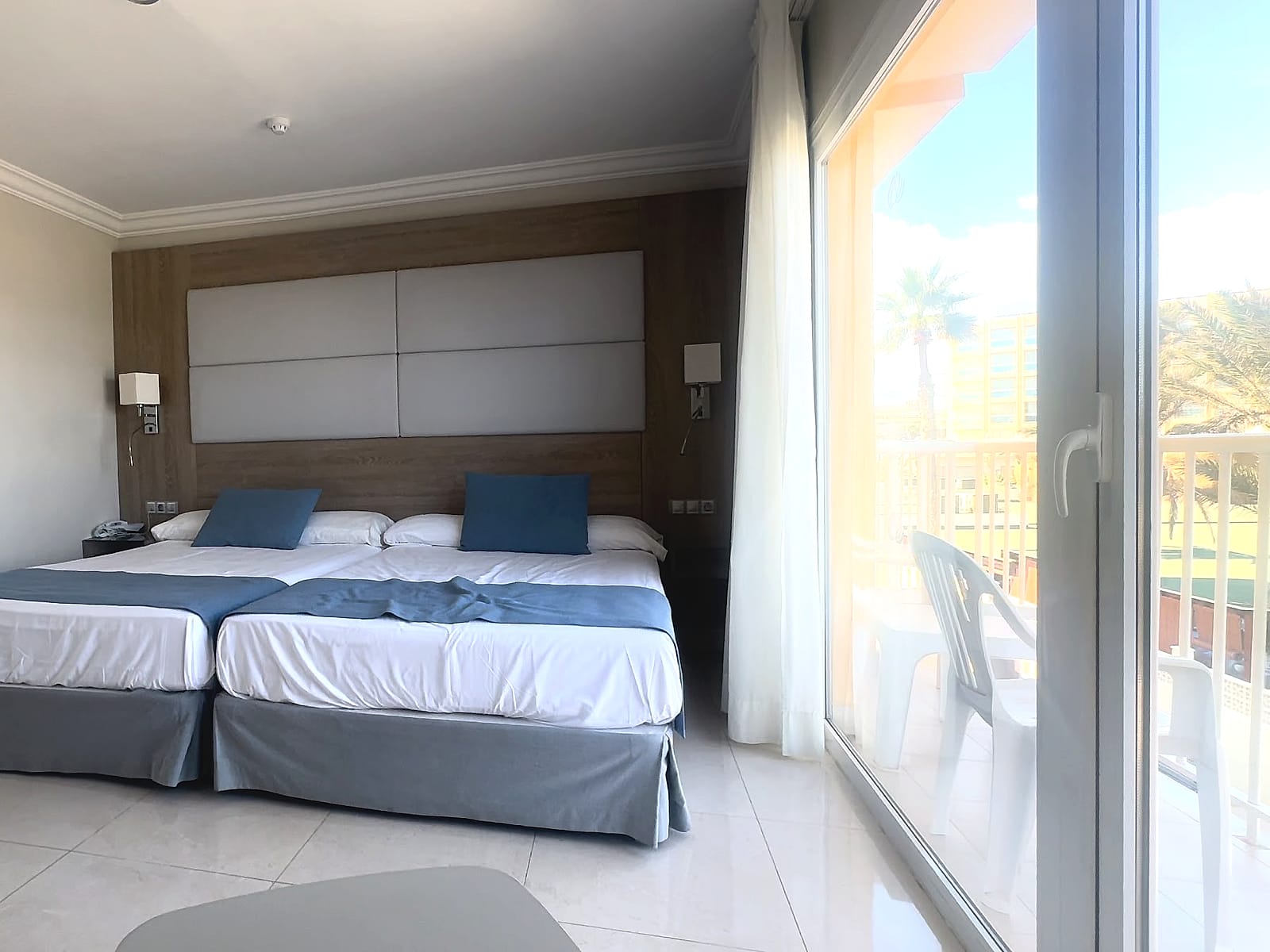La habitación del Mediterráneo Bay, con dos camas juntas y salida a la terraza