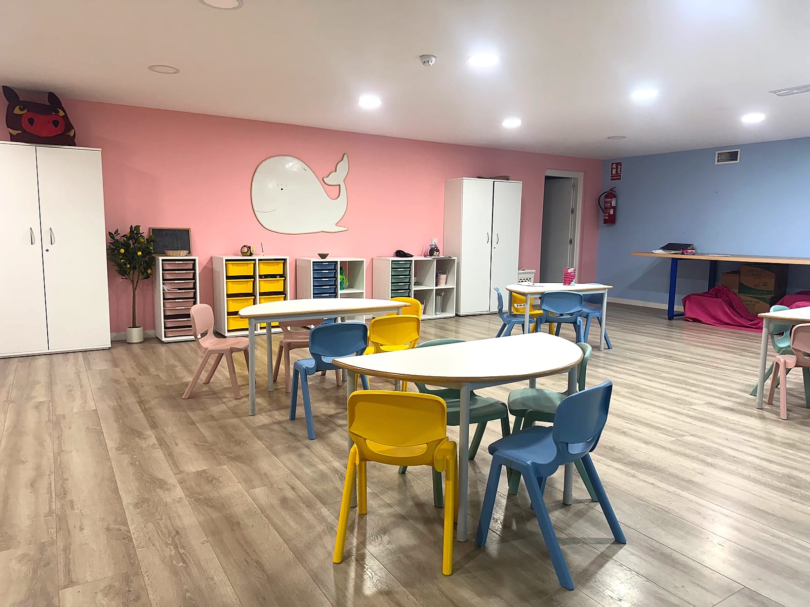 El miniclub del Mediterráneo Bay, con mesitas y sillas de colores y una ballena en la pared