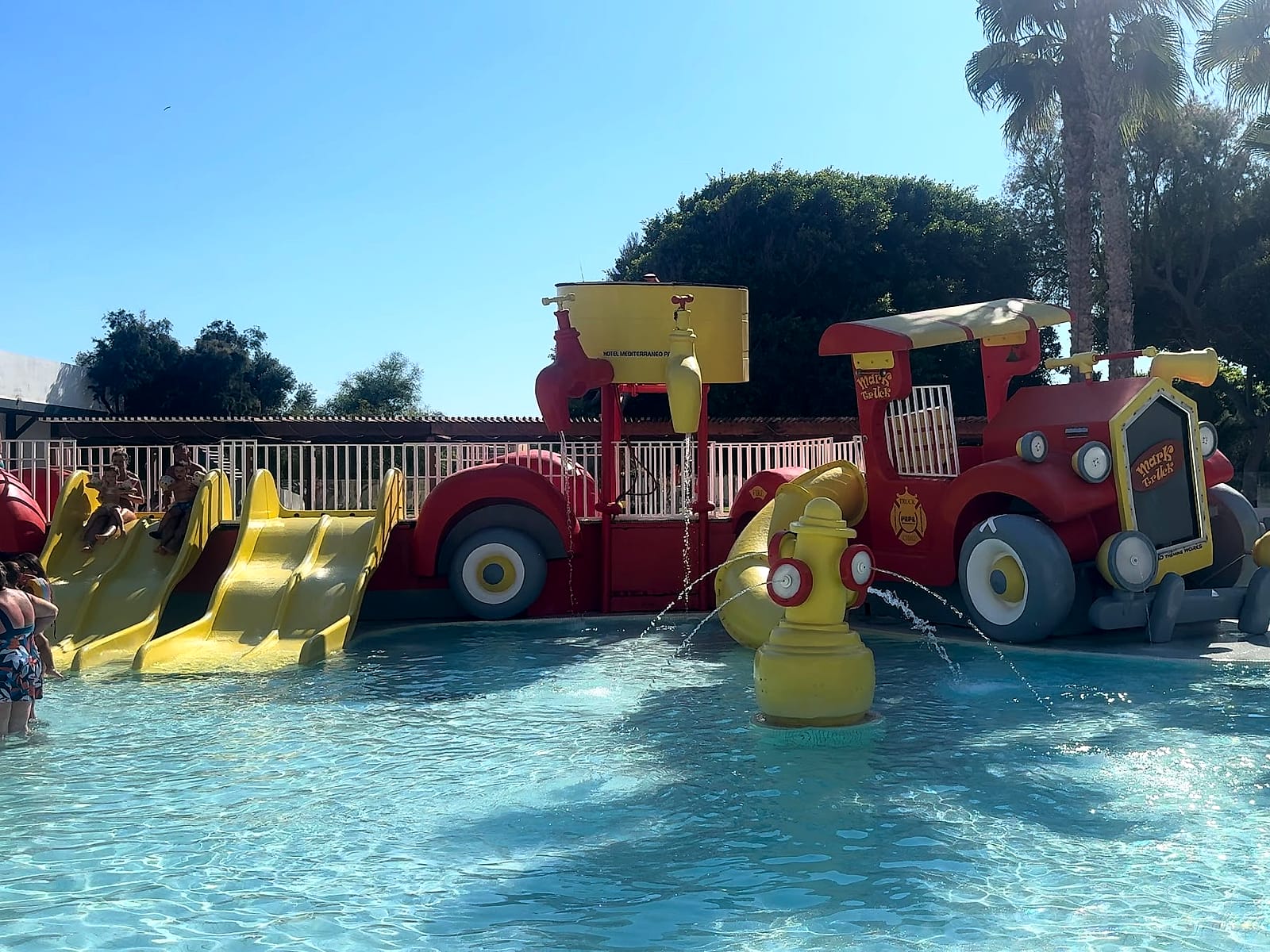 La piscina infantil del Mediterráneo Bay, con el camión rojo y los tobogancillos amarillos