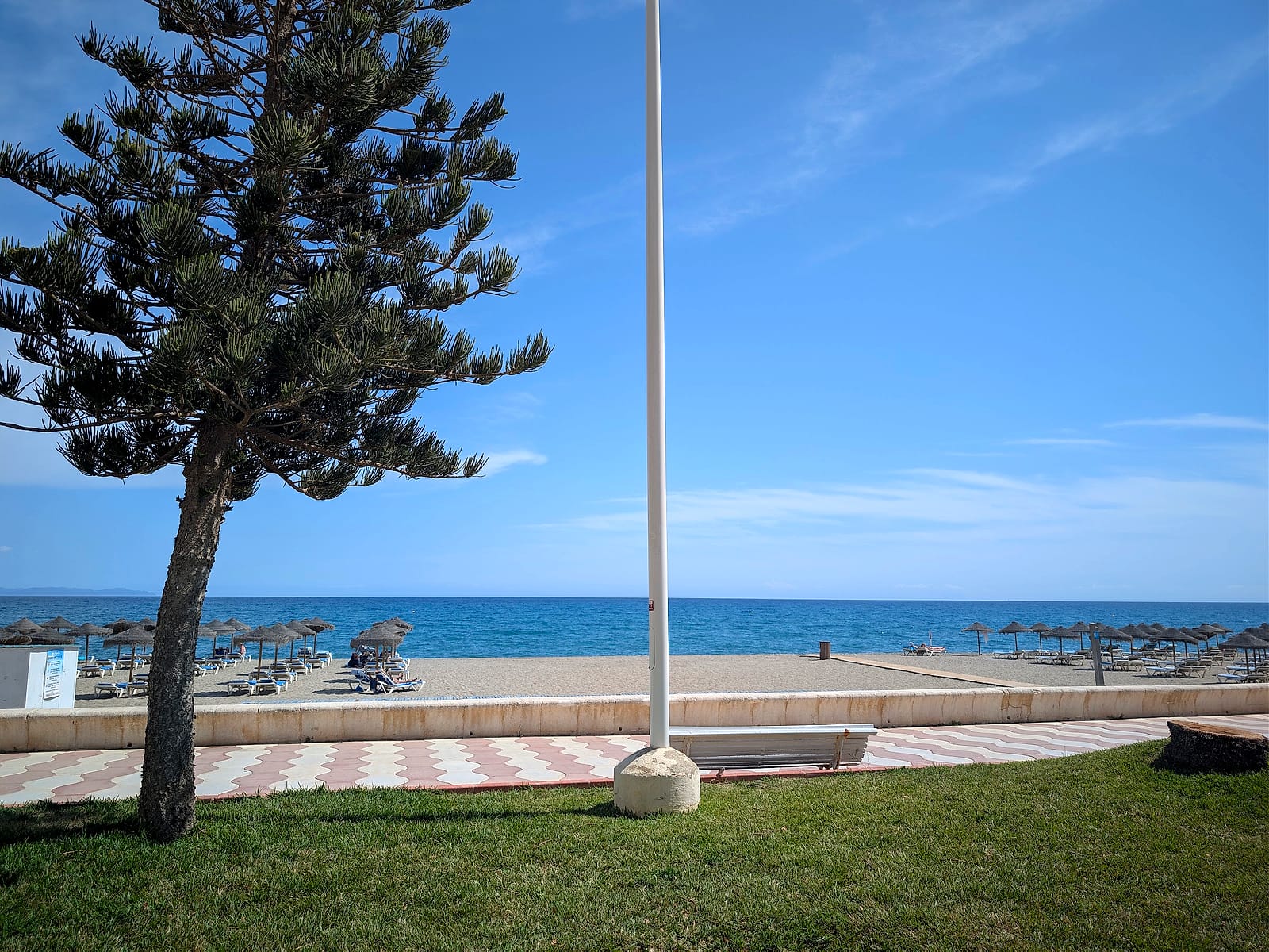 La playa justo enfrente del Mediterráneo Bay, en Roquetas de Mar, con sombrillas de paja
