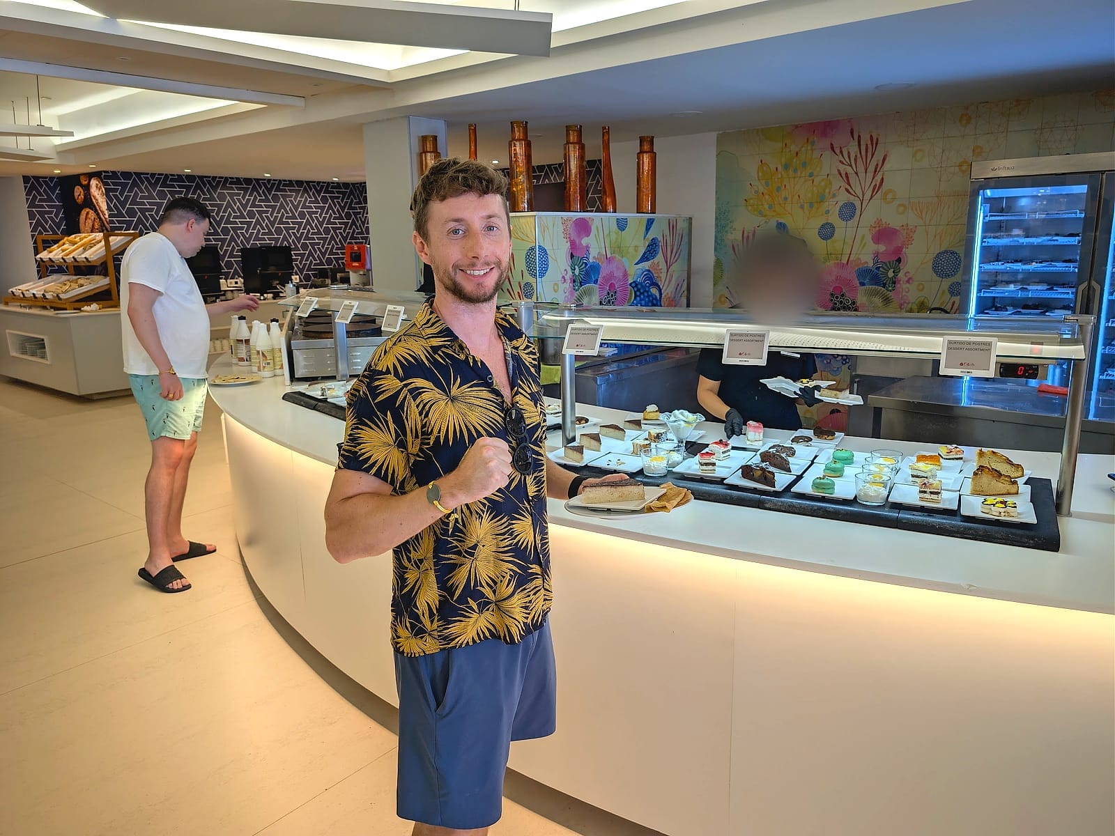 Javier Sobrino ante el buffet de postres del Mediterráneo Bay