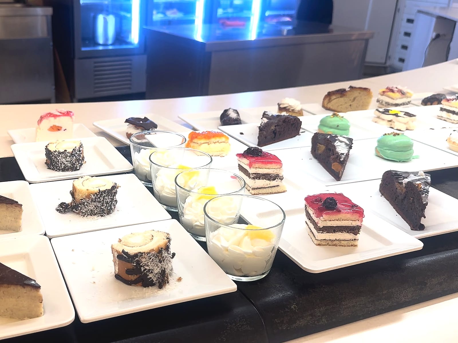 Los postres del buffet del Mediterráneo Bay, en porciones individuales