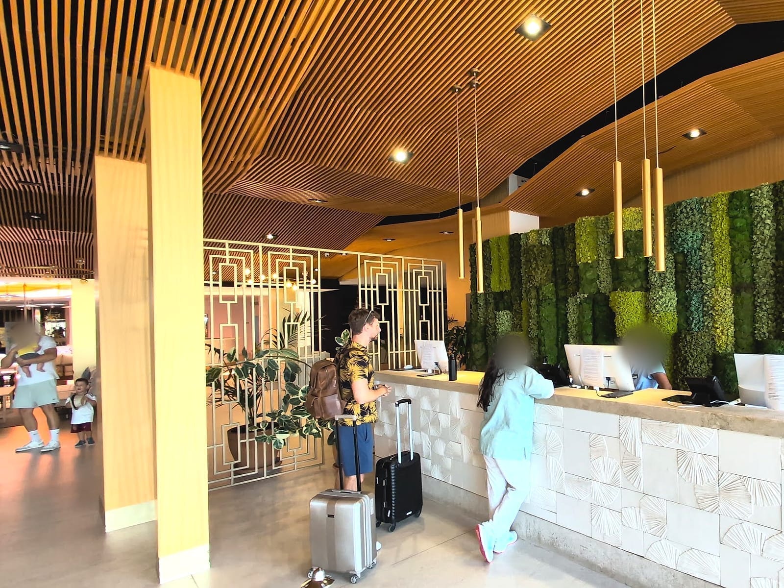 La recepción del Mediterráneo Bay, con el jardín vertical y Javier Sobrino haciendo el check-in