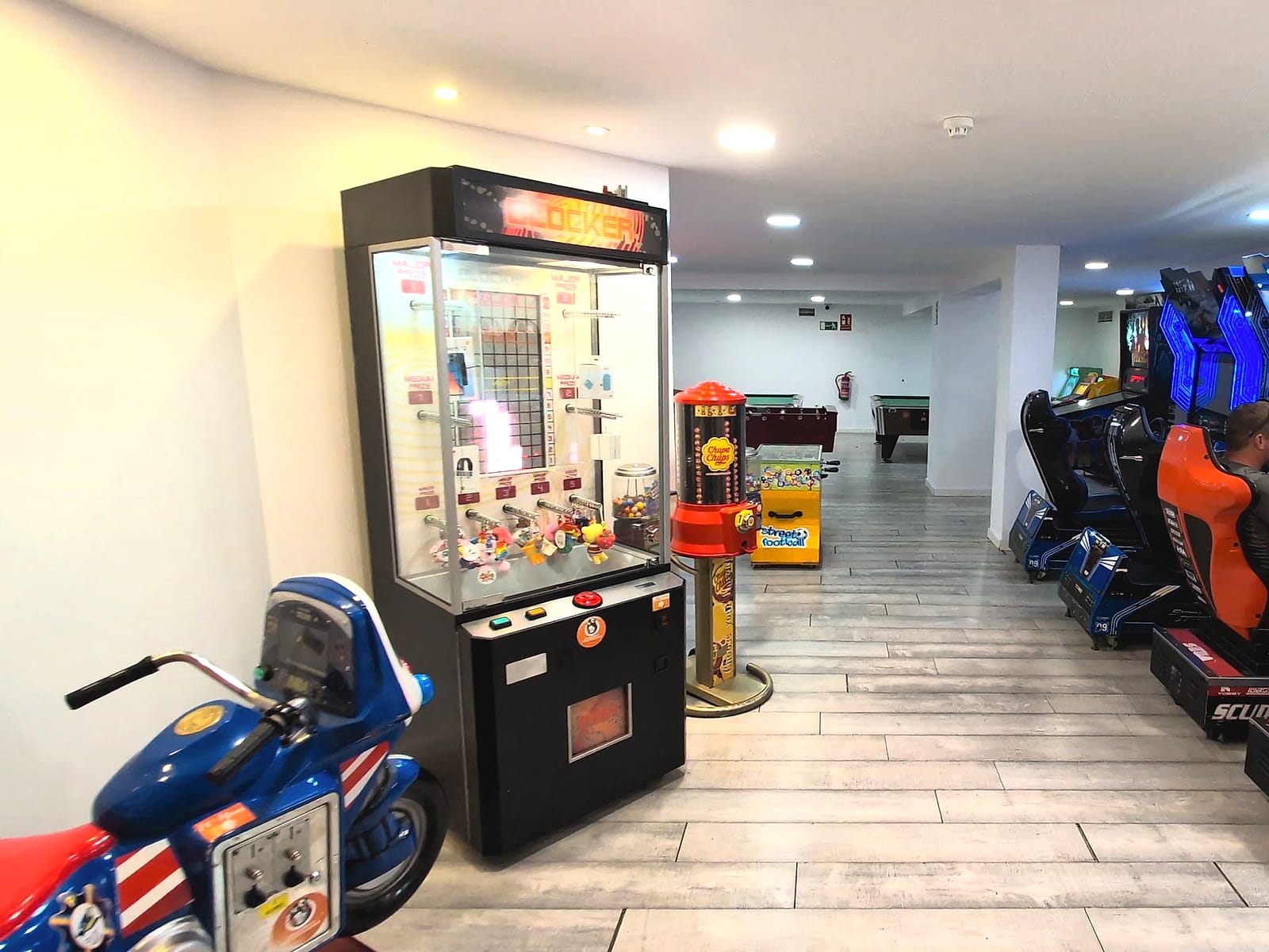 La sala de recreativas del Mediterráneo Bay, con simuladores de carreras y máquinas