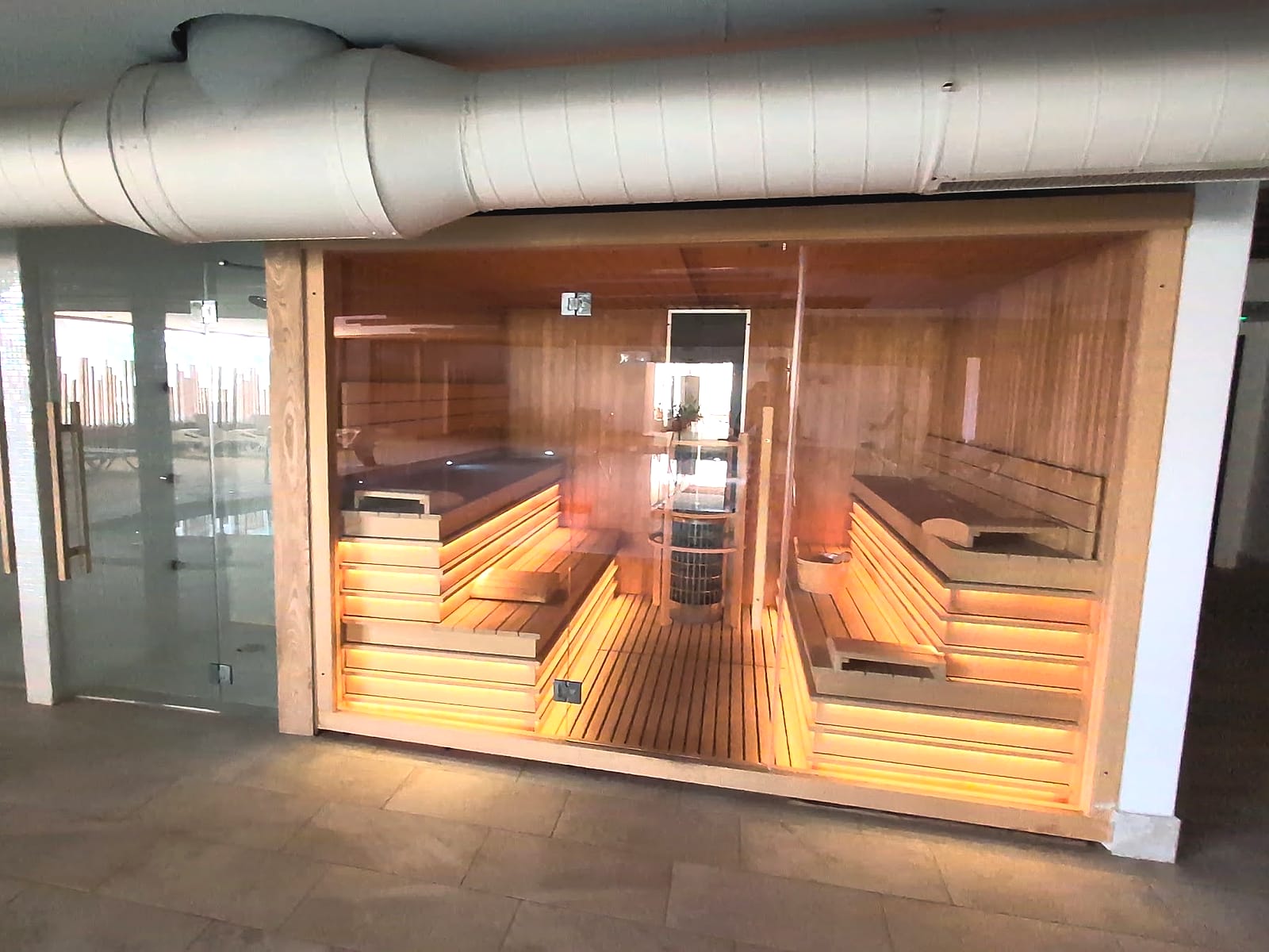 La sauna de madera del spa del Mediterráneo Bay