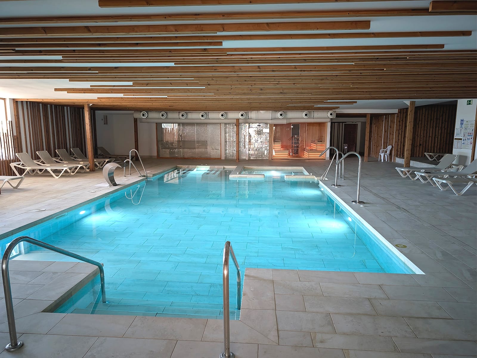 La piscina cubierta y climatizada del spa del Mediterráneo Bay