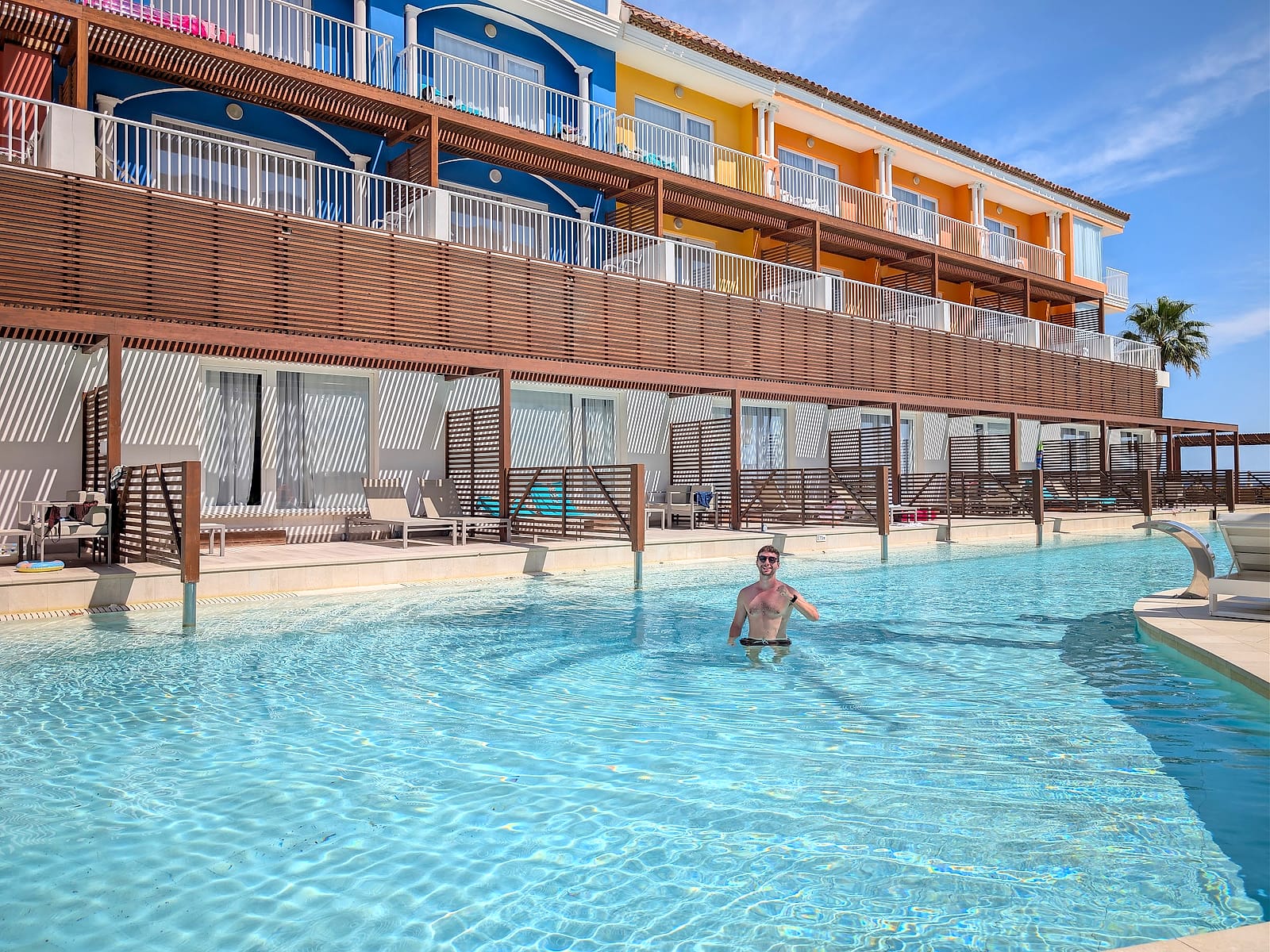 Javier Sobrino en la piscina alargada del Mediterráneo Bay, frente a las terrazas de planta baja con acceso al agua