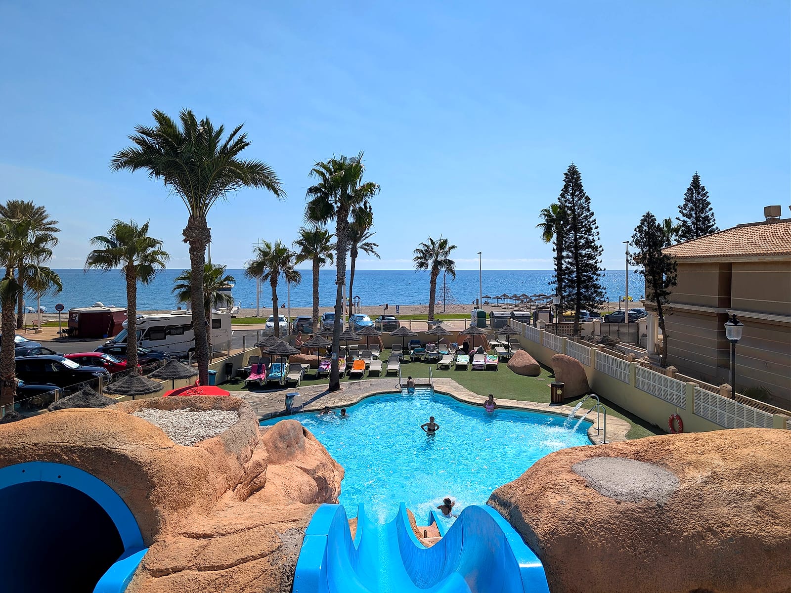 Vista desde lo alto de los toboganes del Mediterráneo Bay, con la piscina abajo y el mar al fondo
