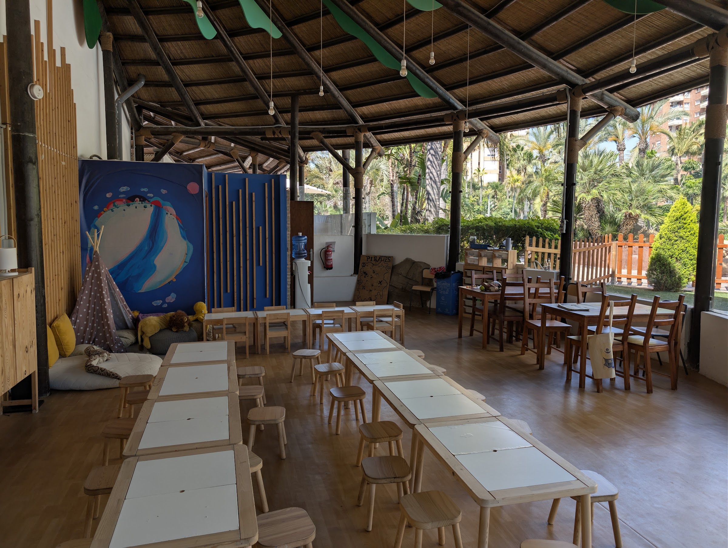 Zona interior del miniclub The Kidsdom del Meliá Benidorm con mesas para pintar