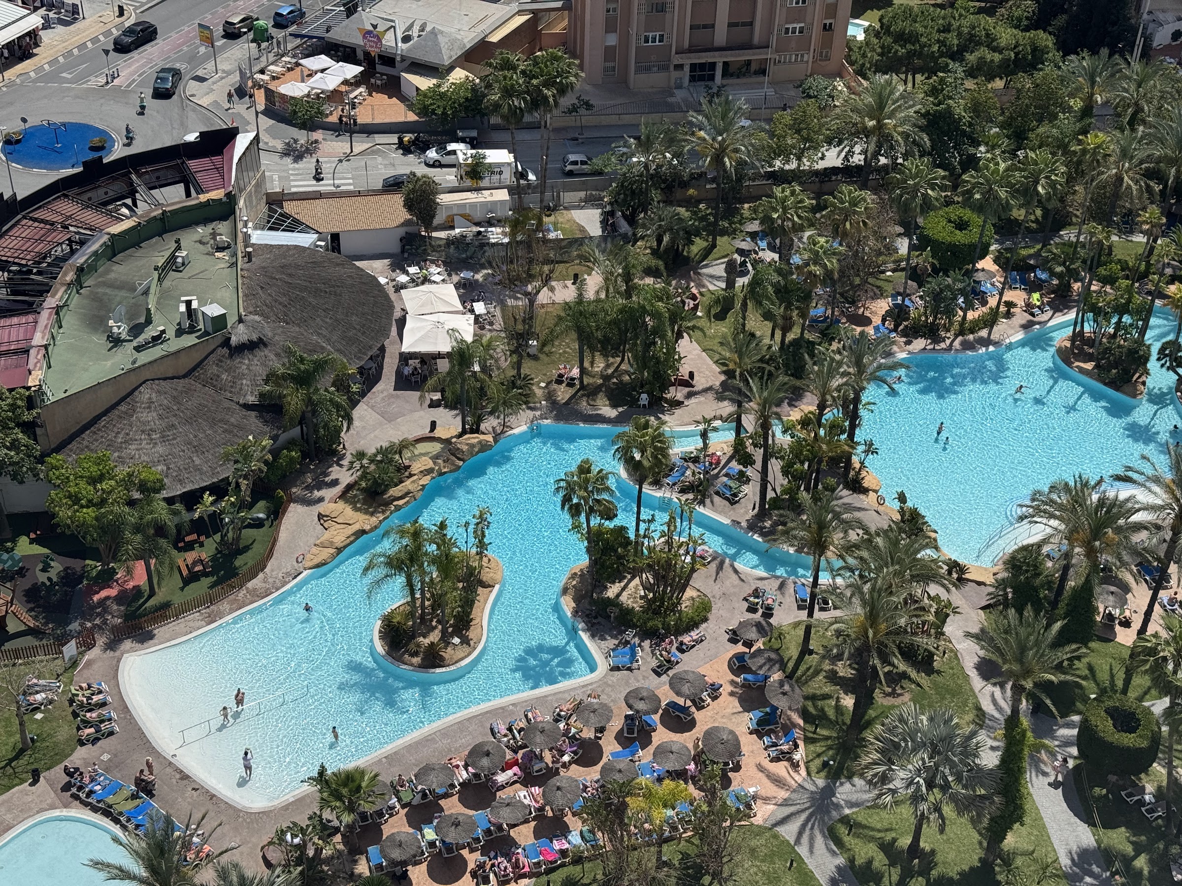 Piscinas con islas de palmeras del Meliá Benidorm vistas desde lo alto