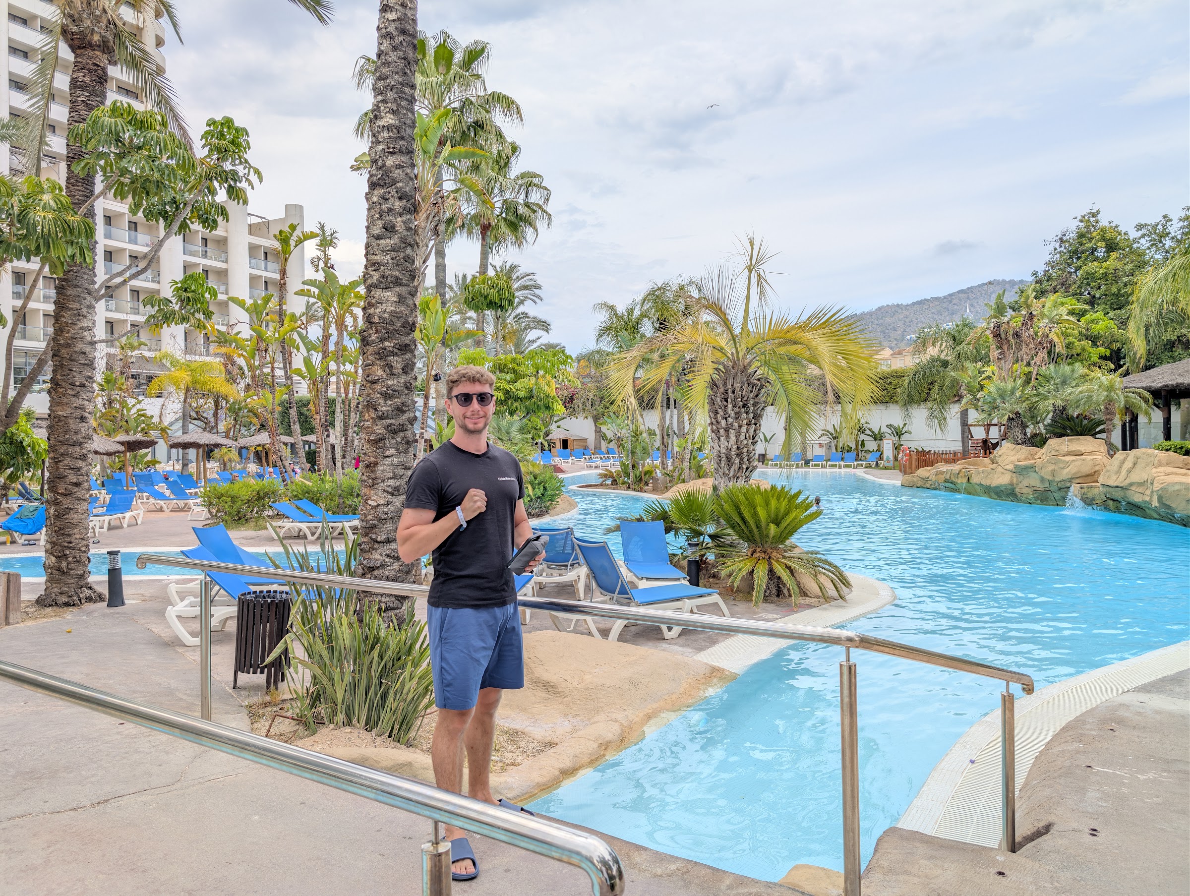 Javier Sobrino junto a la piscina con palmeras del Meliá Benidorm