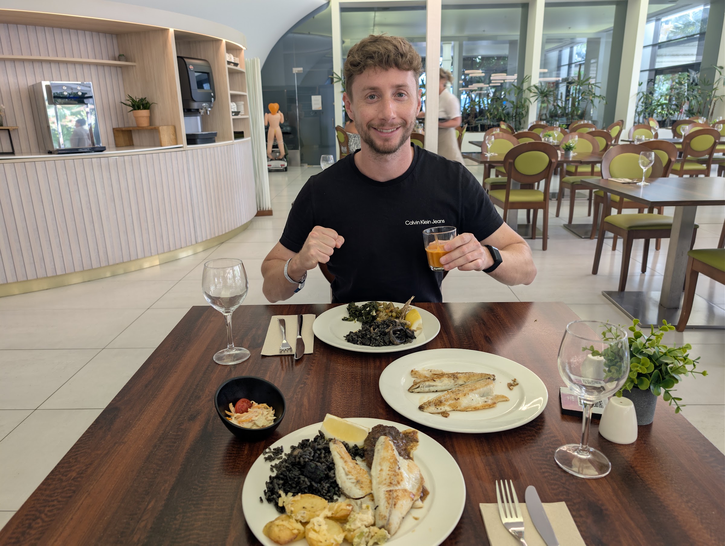 Javier Sobrino comiendo arroz negro y lubina en el restaurante buffet del Meliá Benidorm
