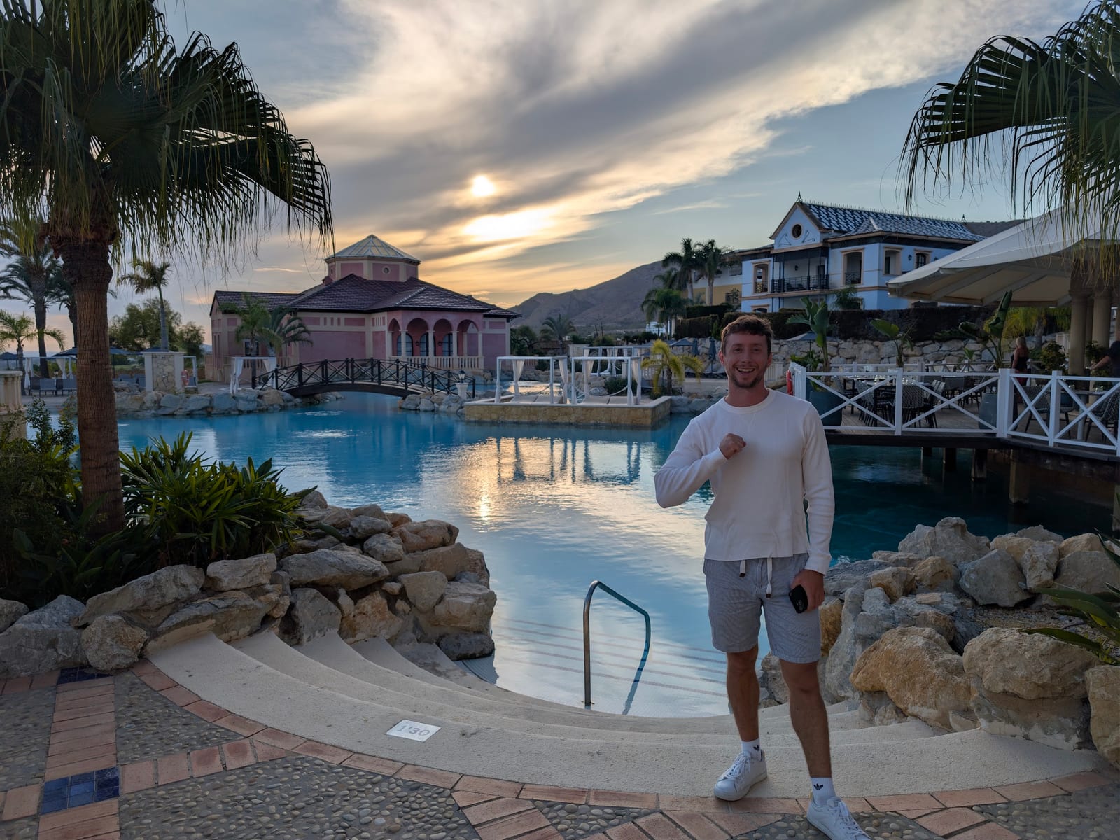 La piscina del Meliá Villaitana al atardecer