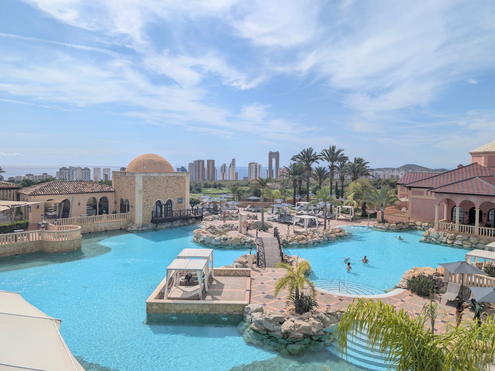 La piscina laguna del Meliá Villaitana, con Benidorm al fondo