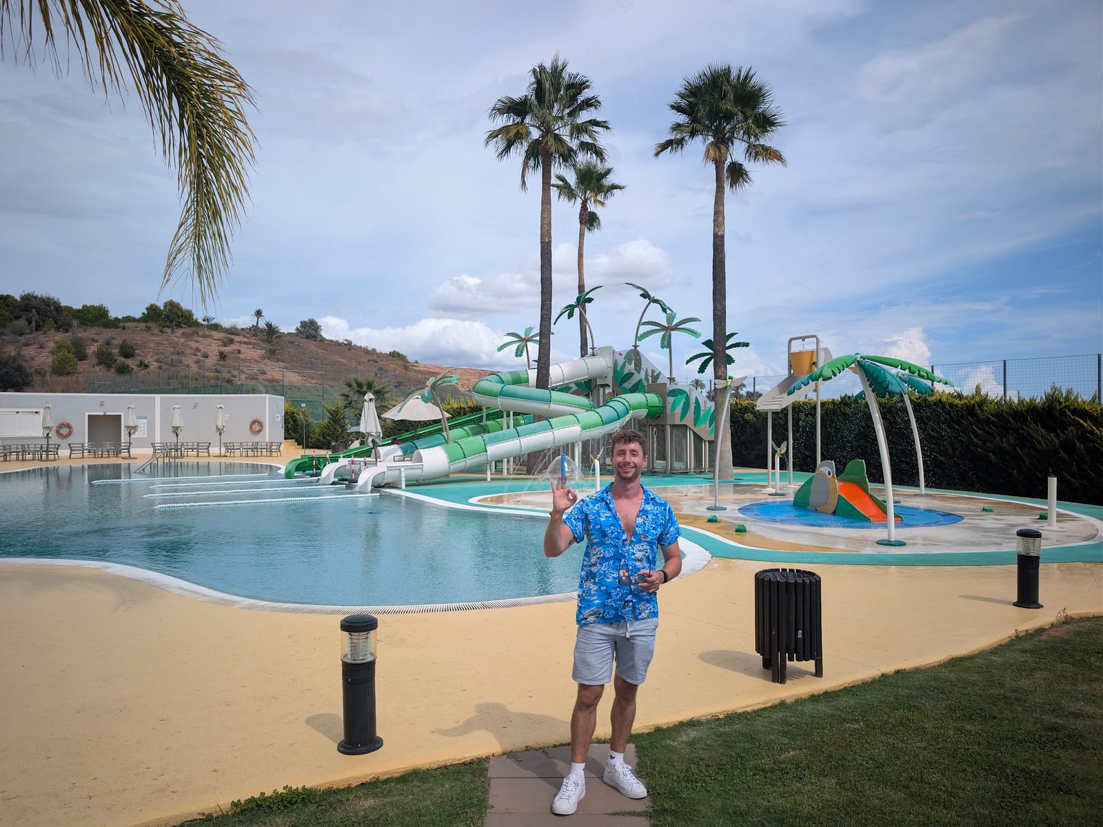 Javier en la piscina de toboganes del Meliá Villaitana