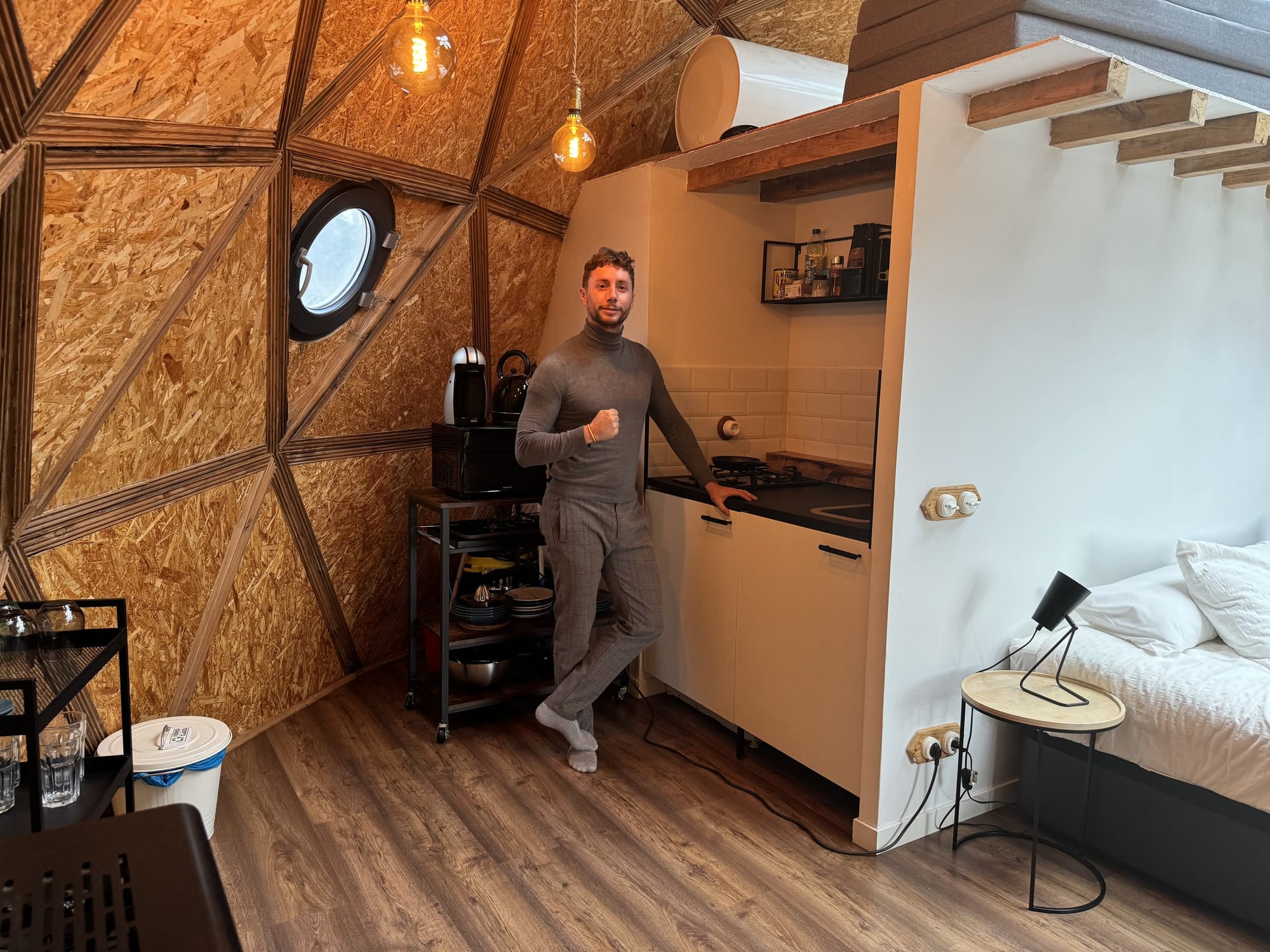 Javier Sobrino en la cocina americana del domo de Miradomos