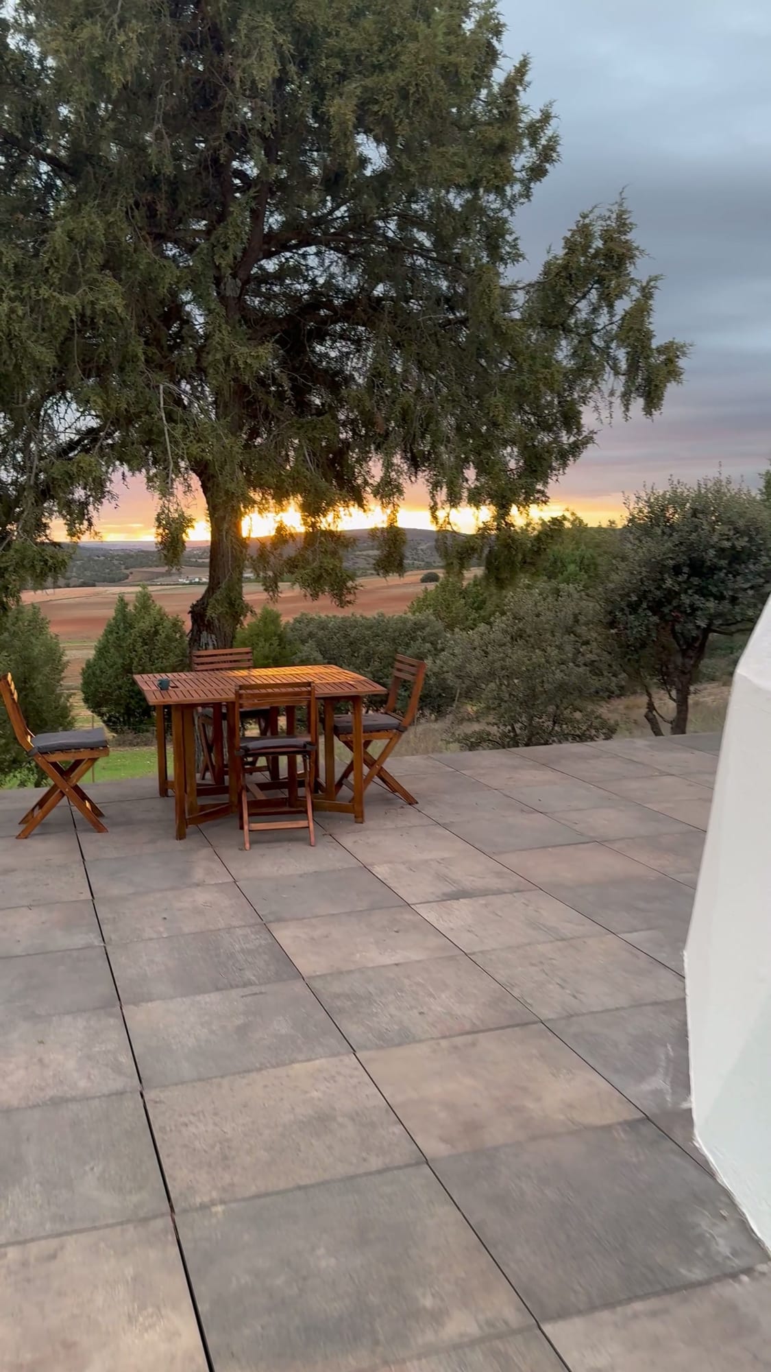 Terraza del domo de Miradomos con mesa de madera al atardecer