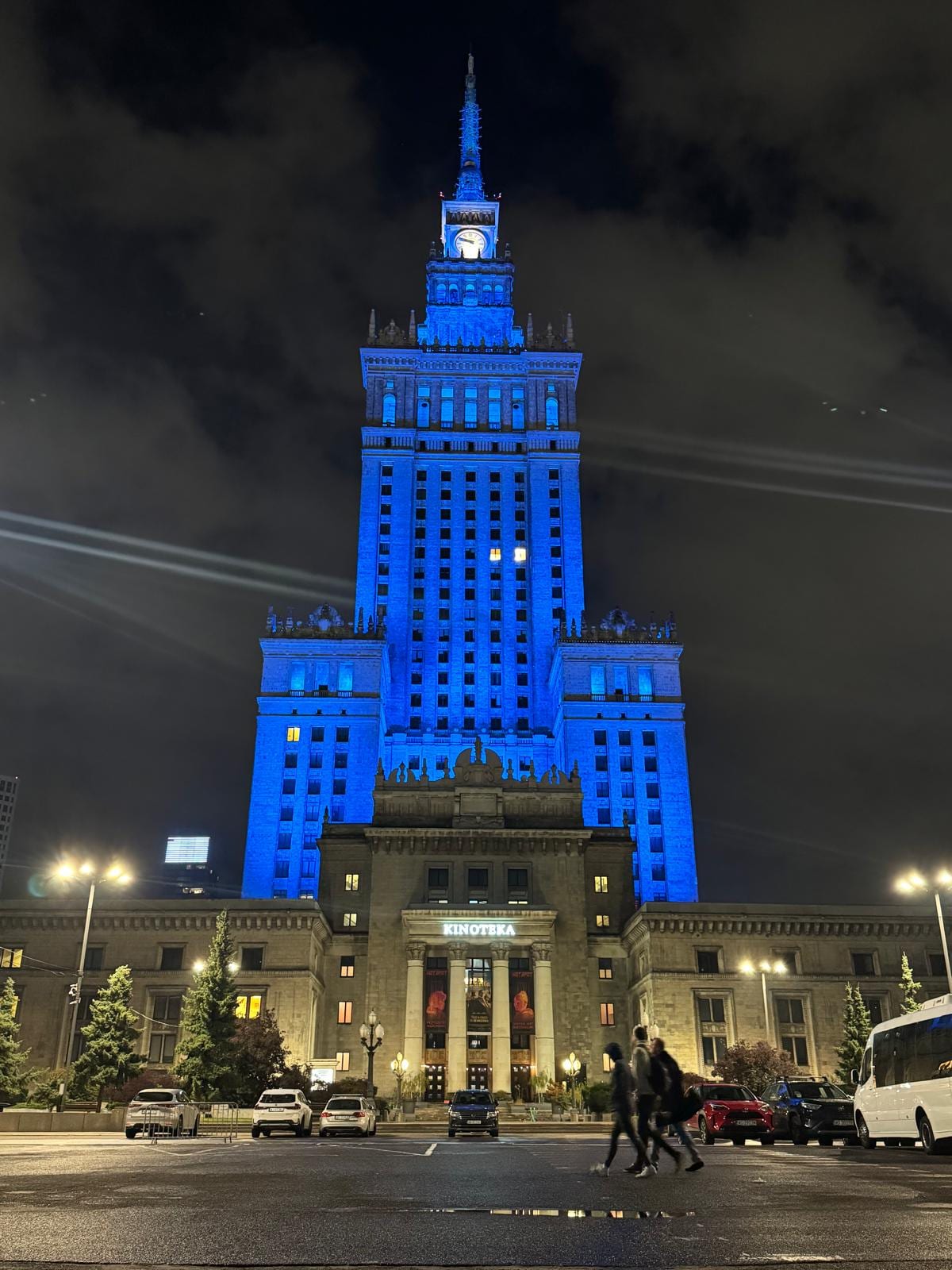 El Palacio de la Cultura y la Ciencia de Varsovia iluminado de azul por la noche
