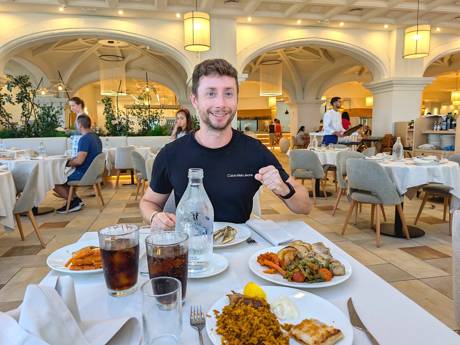 Javier Sobrino almorzando en el comedor del Pontiana Thalasso, con la mesa llena de platos