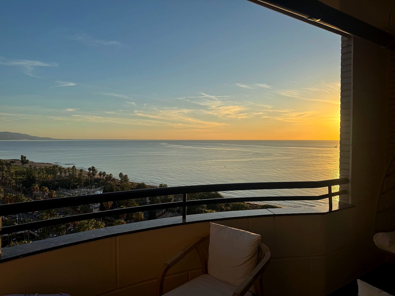 El amanecer sobre el mar desde el balcón de la habitación del Pontiana Thalasso