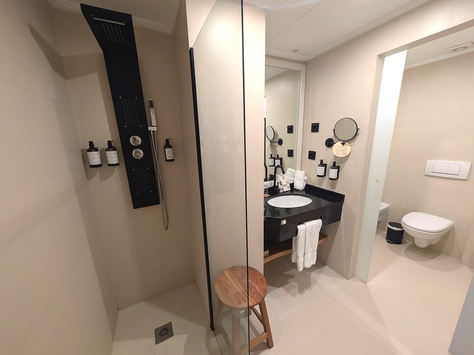 El baño de la habitación del Pontiana Thalasso, con ducha de lluvia y columna de chorros