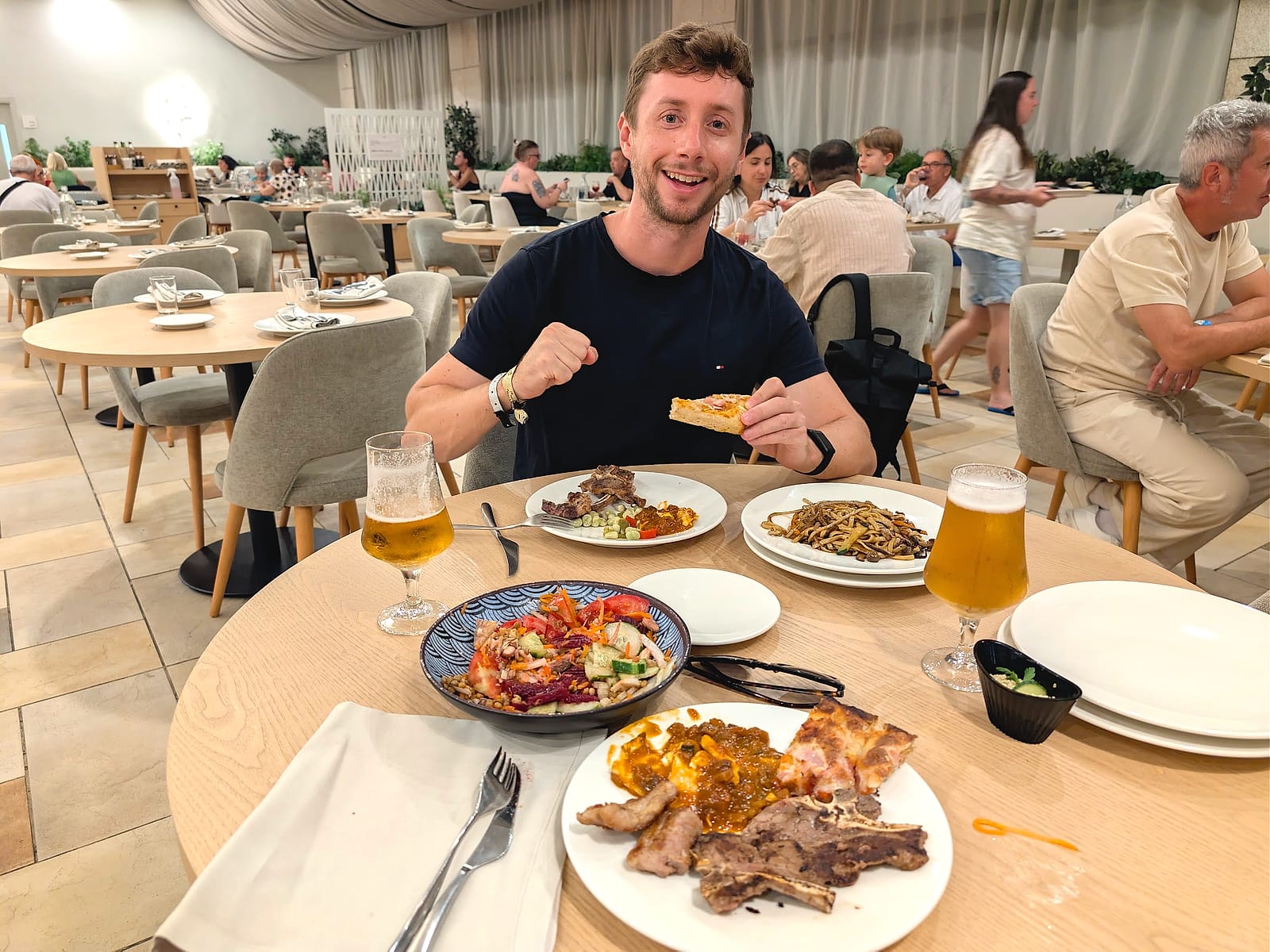 Javier Sobrino cenando en el buffet del Pontiana Thalasso, con carne, pescado y una cerveza
