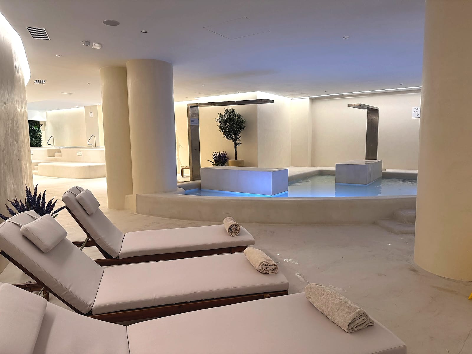 Tumbonas y duchas Vichy en el circuito interior del Pontiana Thalasso