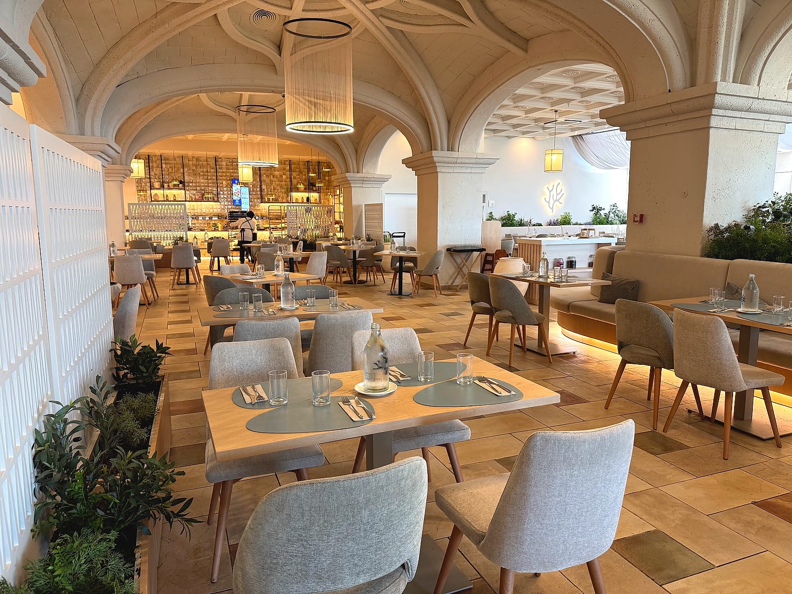 El comedor del buffet del Pontiana Thalasso, con bóvedas, arcos y lámparas