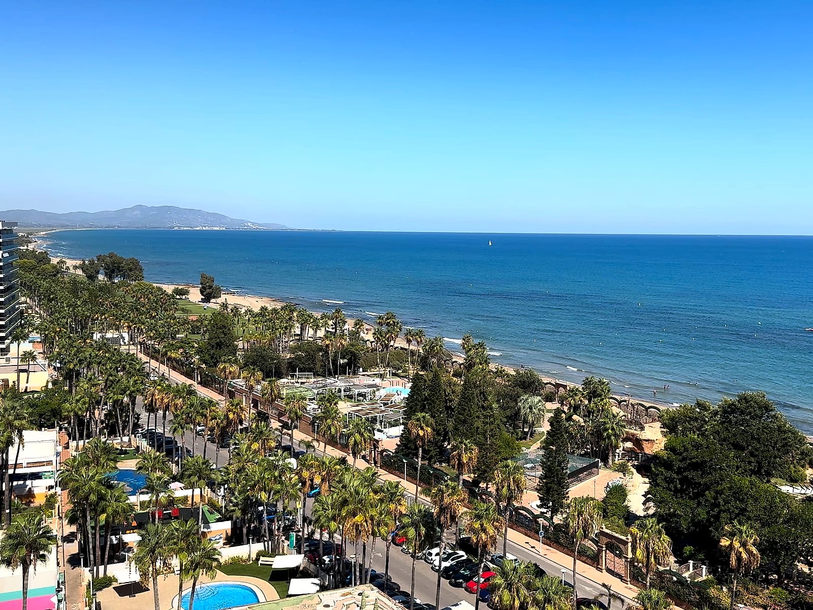 La costa de Oropesa del Mar desde el Pontiana Thalasso, con la playa, el paseo de palmeras y el mar