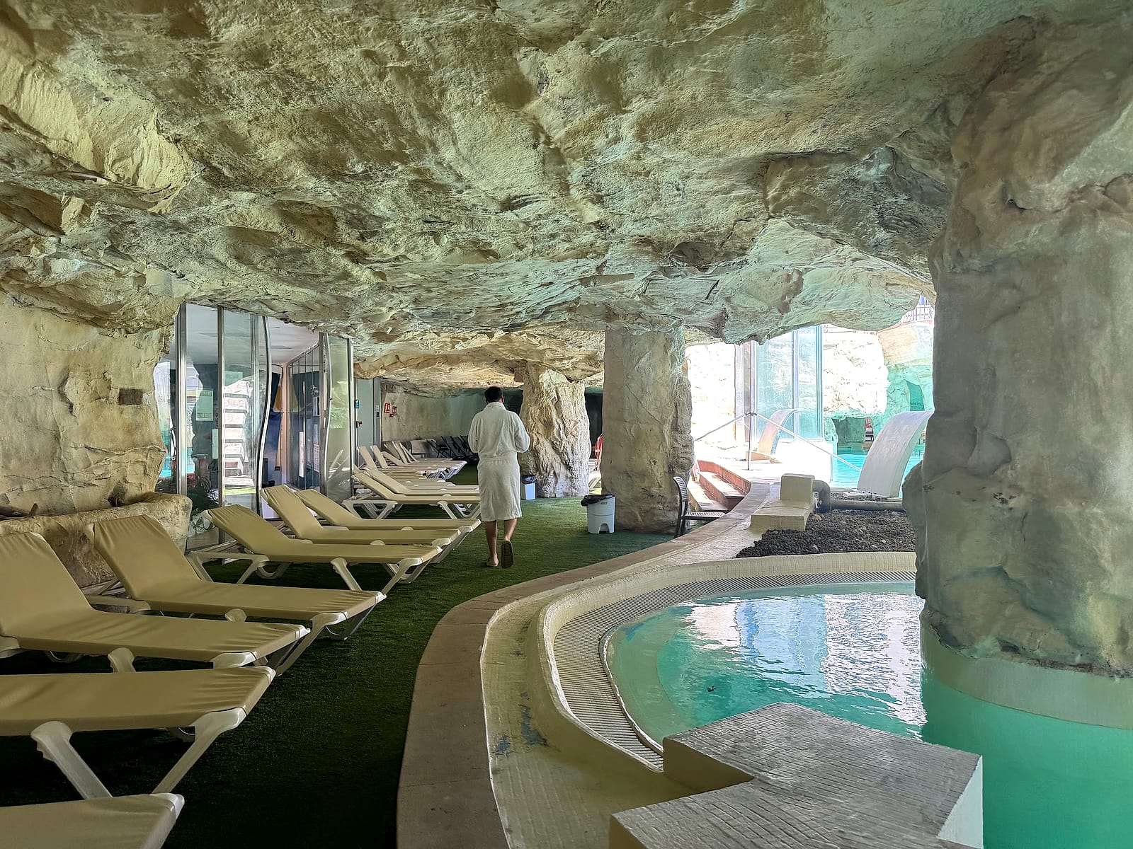Las hamacas bajo la cueva de roca del thalasso exterior del Pontiana Thalasso