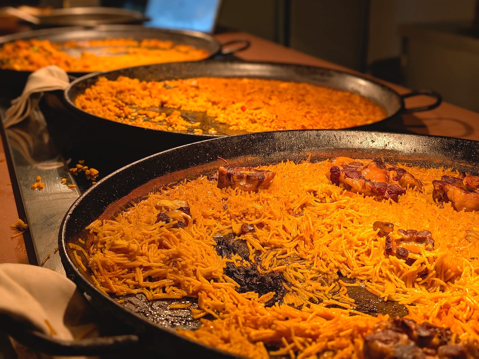 La fideuà del buffet del almuerzo del Pontiana Thalasso, en paellera
