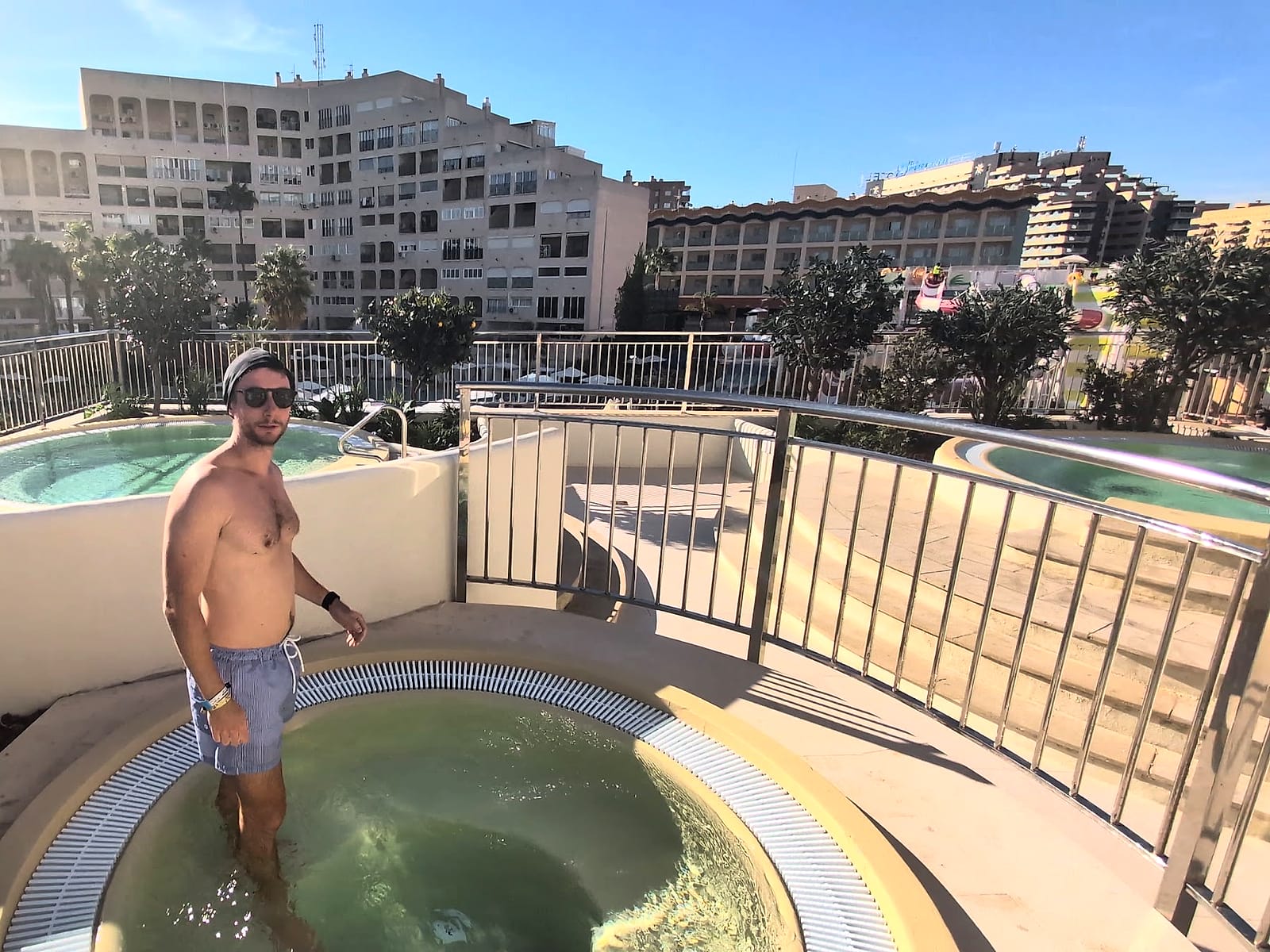 Javier Sobrino en un jacuzzi de agua de mar del Five Oceans, el circuito exterior del Pontiana Thalasso
