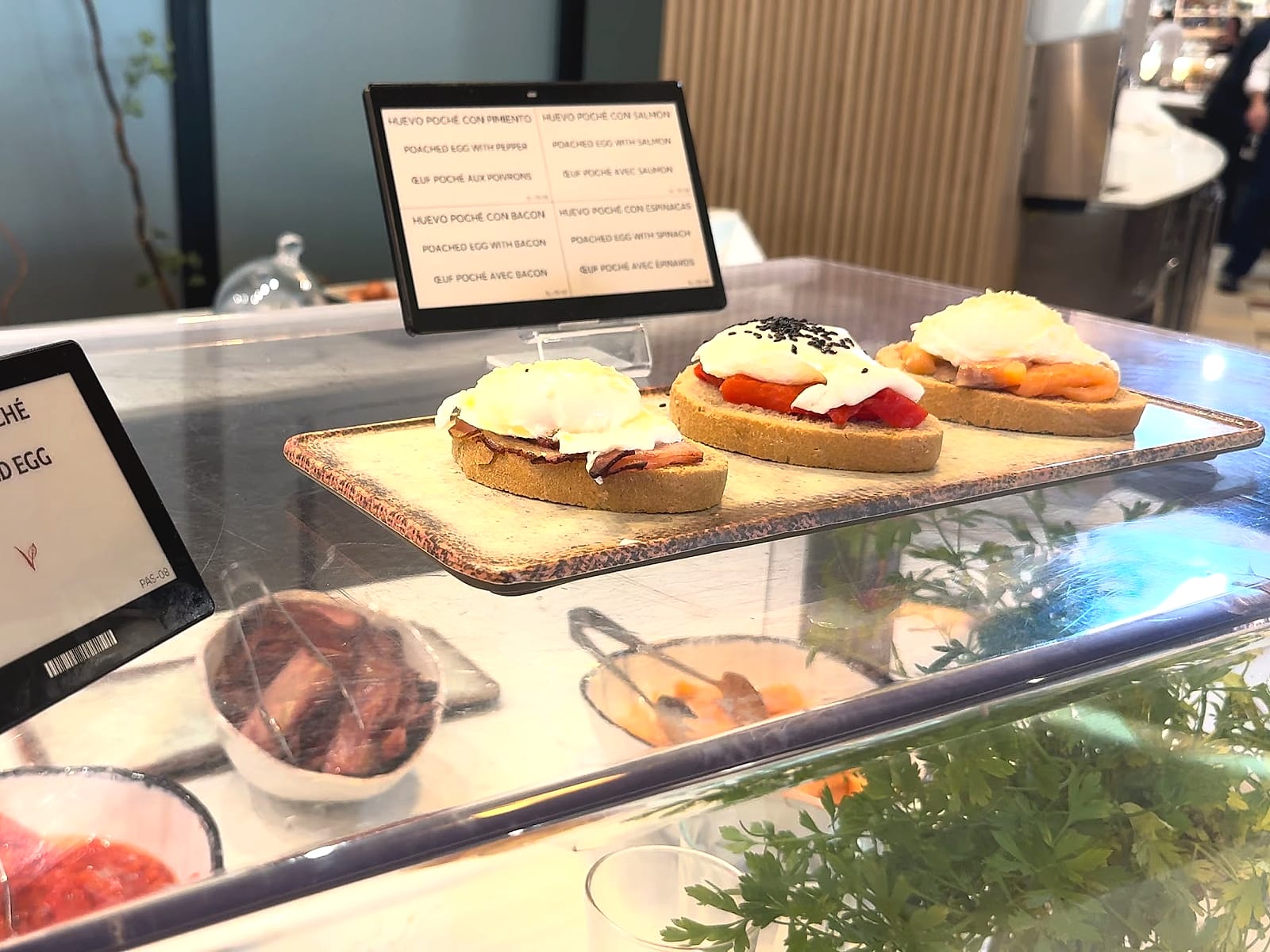 Tostadas con huevo poché en el desayuno del Pontiana Thalasso