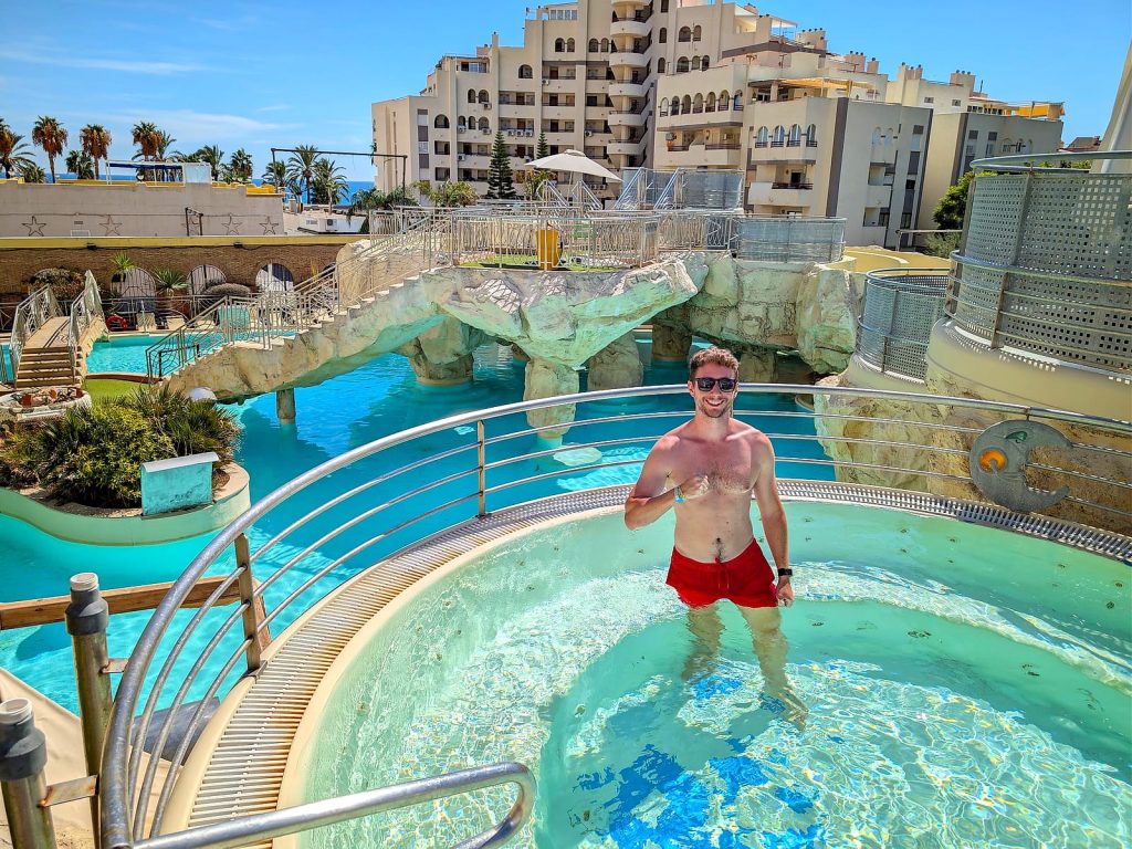Javier Sobrino en un jacuzzi del thalasso exterior del Pontiana Thalasso