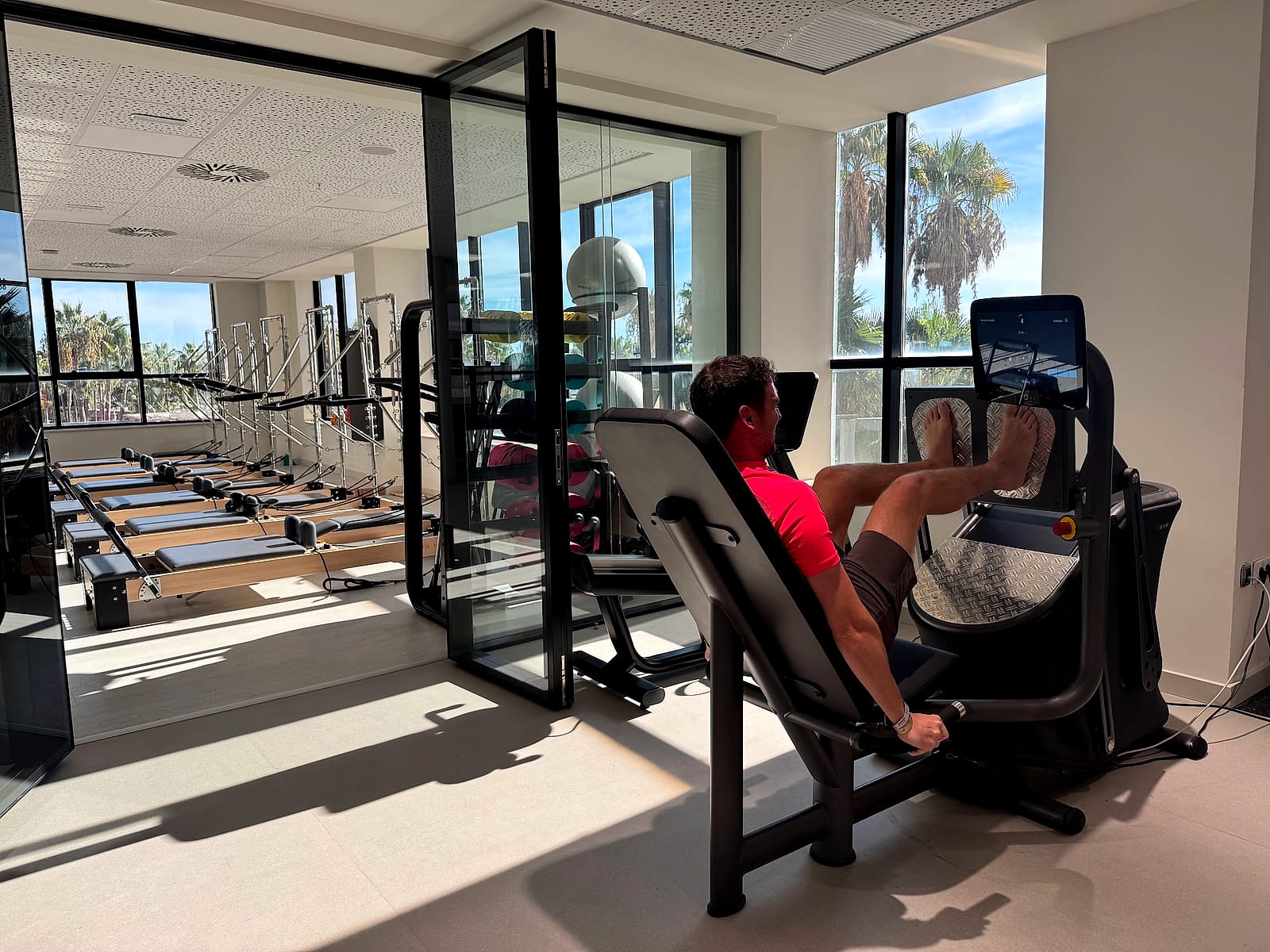 Una máquina de musculación con pantalla en el gimnasio del Pontiana Thalasso