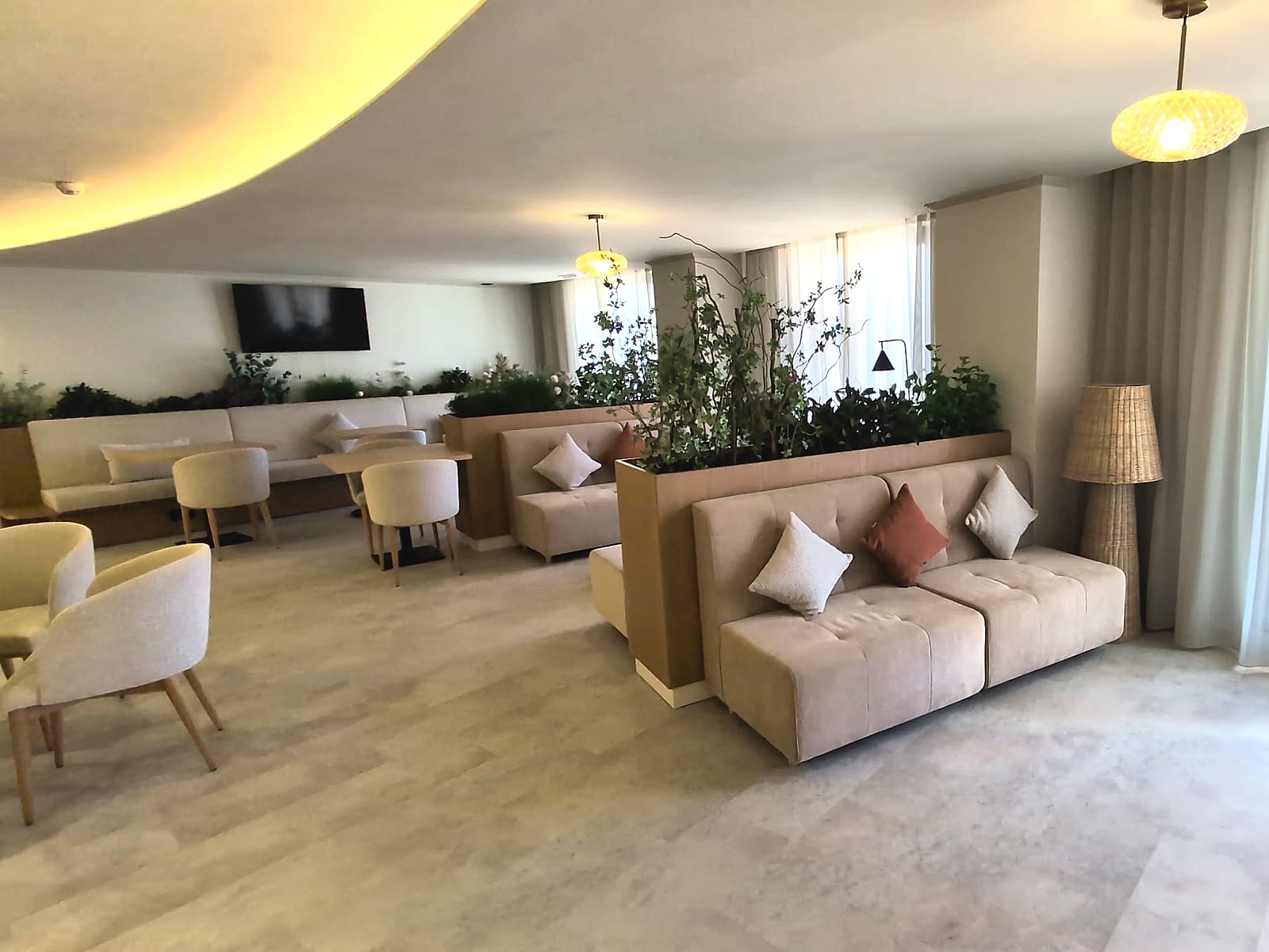 El Premium Lounge del Pontiana Thalasso, con sofás en tonos crema y lino
