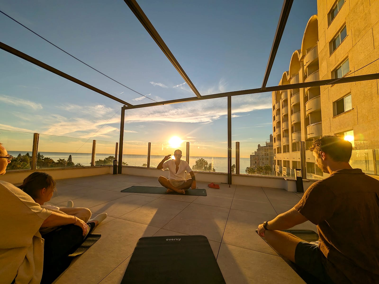 Sesión de respiración al amanecer en la azotea del Pontiana Thalasso, con el sol saliendo sobre el mar