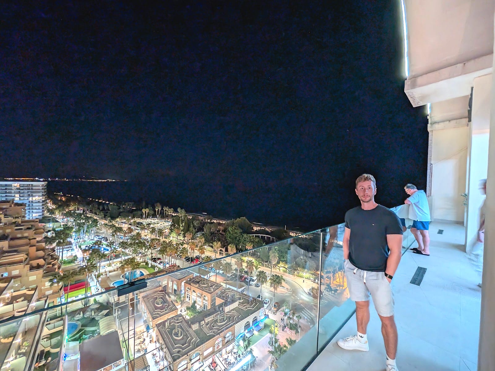 Javier Sobrino en el rooftop de la planta 12 del Pontiana Thalasso, con Oropesa del Mar iluminada de noche