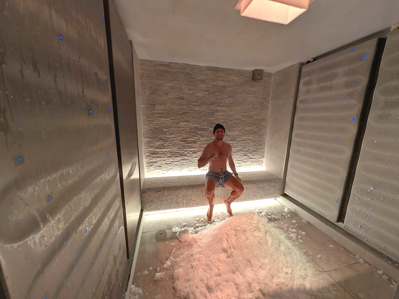 Javier Sobrino en la sala de nieve, sentado junto a la nieve, del circuito interior del Pontiana Thalasso