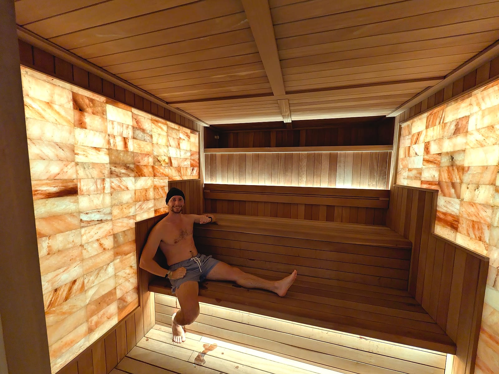 Javier Sobrino en la sauna de sal del circuito interior del Pontiana Thalasso