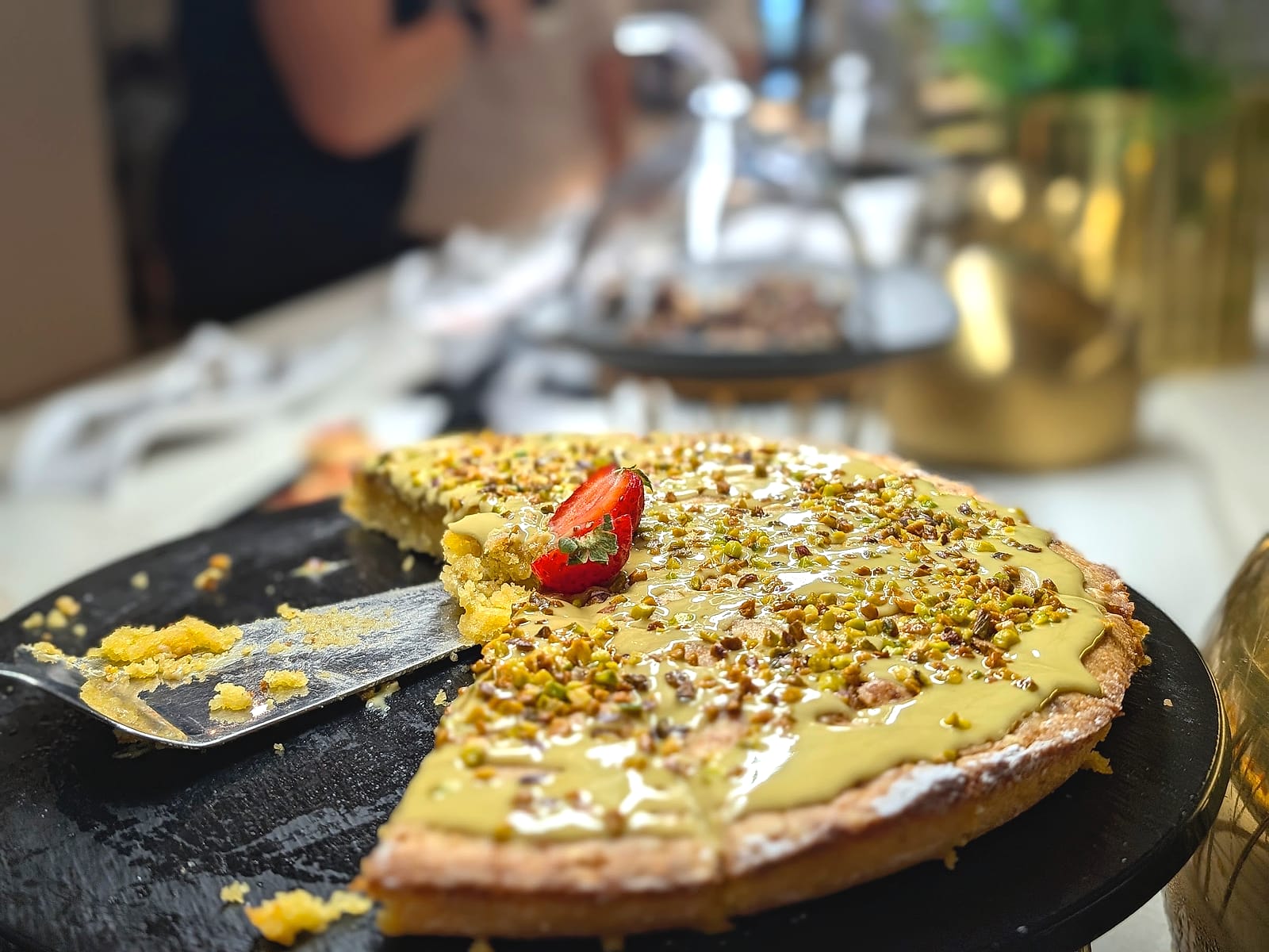 Una tarta de pistacho con fresa del buffet del Pontiana Thalasso