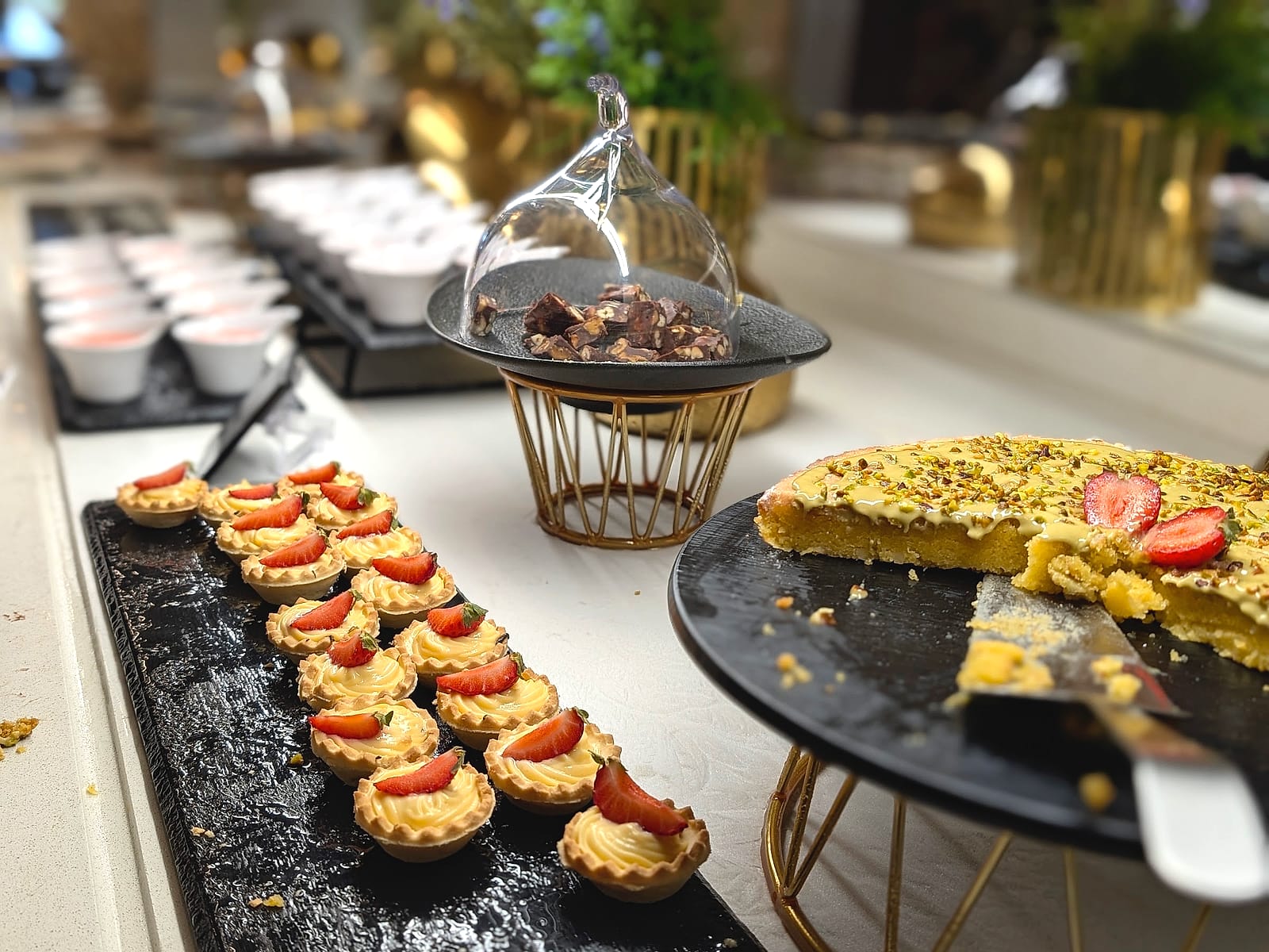 Tartaletas de fresa en la mesa de postres del Pontiana Thalasso